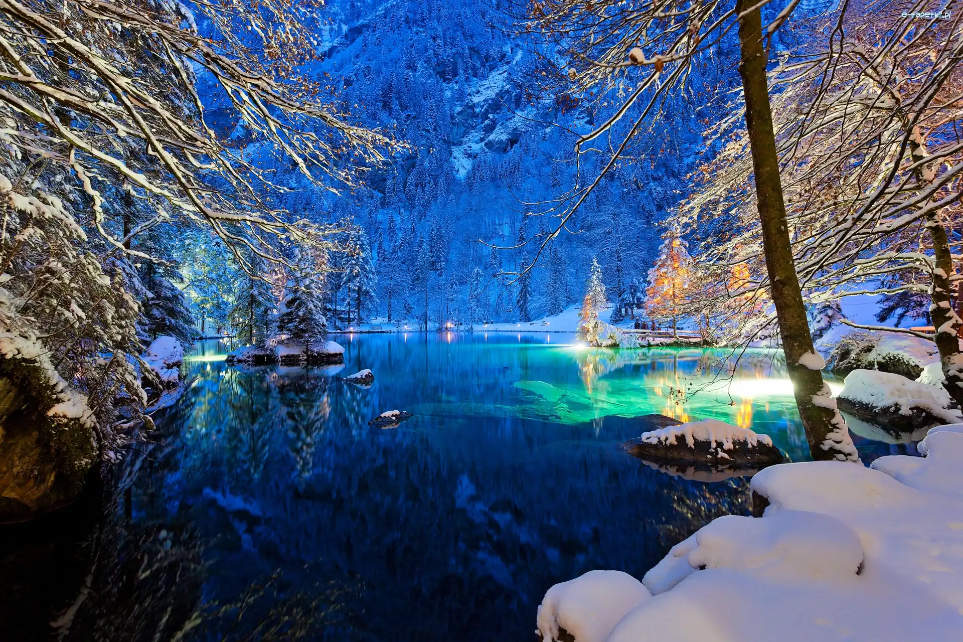 Noc, Kanton Berno, Odbicie, Światła, Jezioro Blausee, Zima, Drzewa, Szwajcaria, Dolina Kander Valley, Śnieg