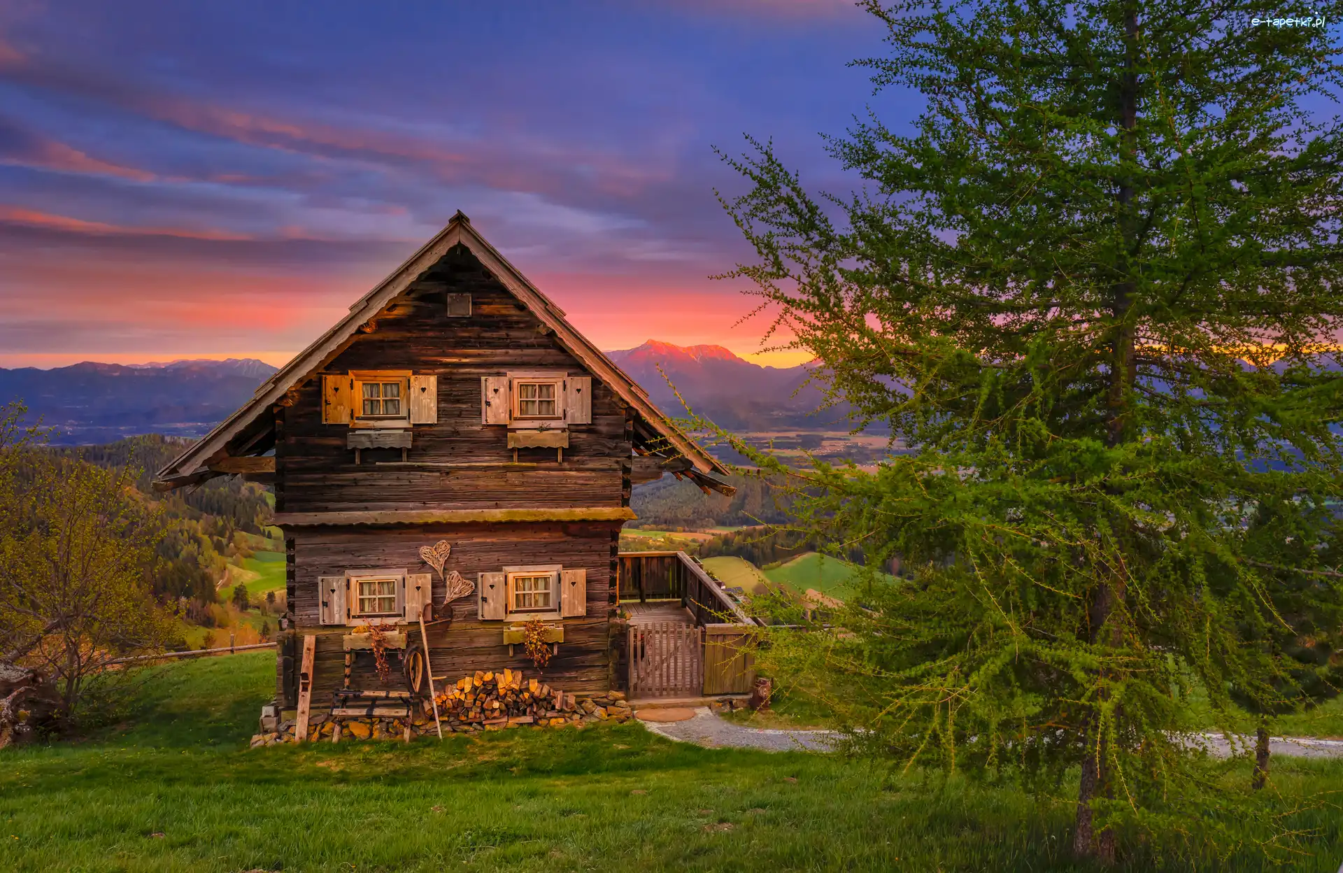 Pensjonat Gipfelhaus Magdalensberg Familie Skorianz Magdalensberg, Dom Troadkasten, Alpy Gurktalskie, Karyntia, Austria, Zachód słońca, Góry, Drewniany, Drzewa