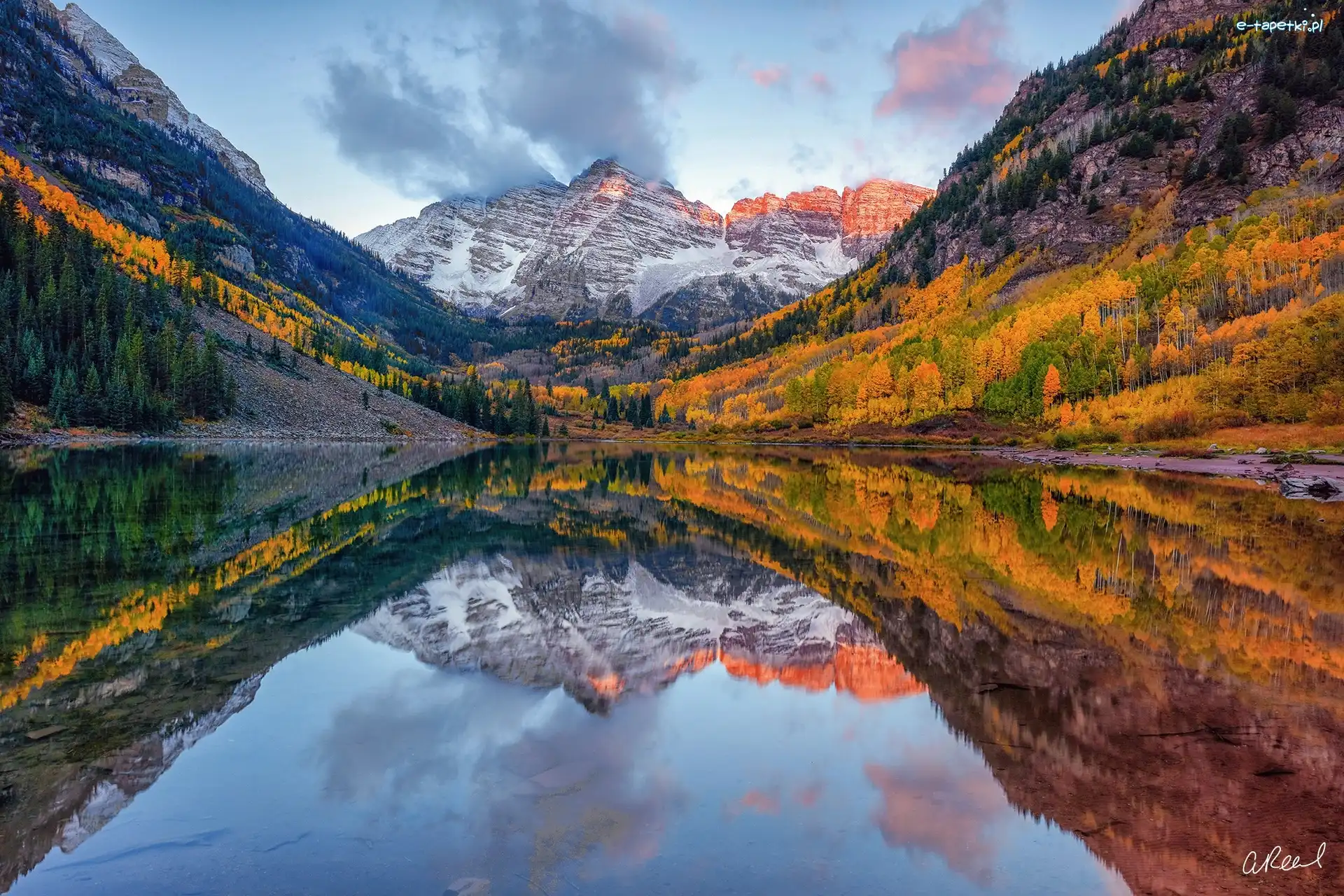 Jesień, Jezioro Maroon Lake, Góry Skaliste, Stan Kolorado, Stany Zjednoczone, Odbicie, Chmury, Szczyty Maroon Bells, Drzewa