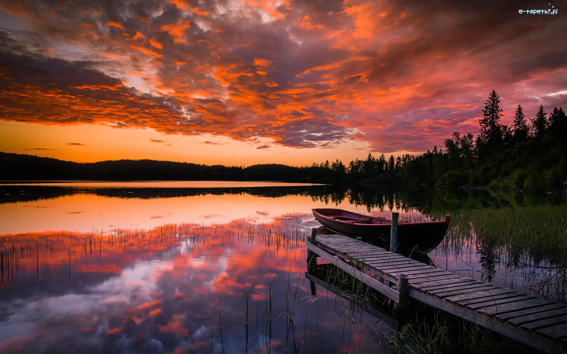 Zachód słońca, Miasto Trondheim, Region Sor Trondelag, Łódka, Drzewa, Chmury, Jezioro, Las, Pomost, Odbicie, Jezioro, Norwegia