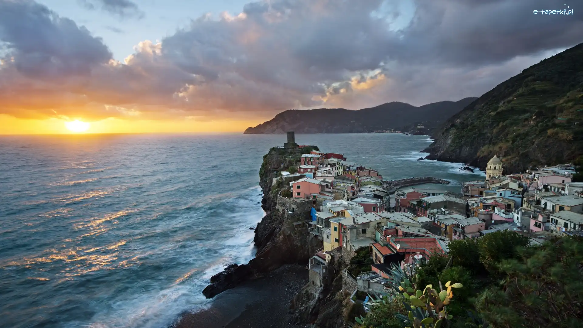 Wybrzeże, Riviera di Levante, Miejscowość Vernazza, Prowincja La Spezia, Włochy, Wschód słońca, Morze, Morze Liguryjskie, Domy