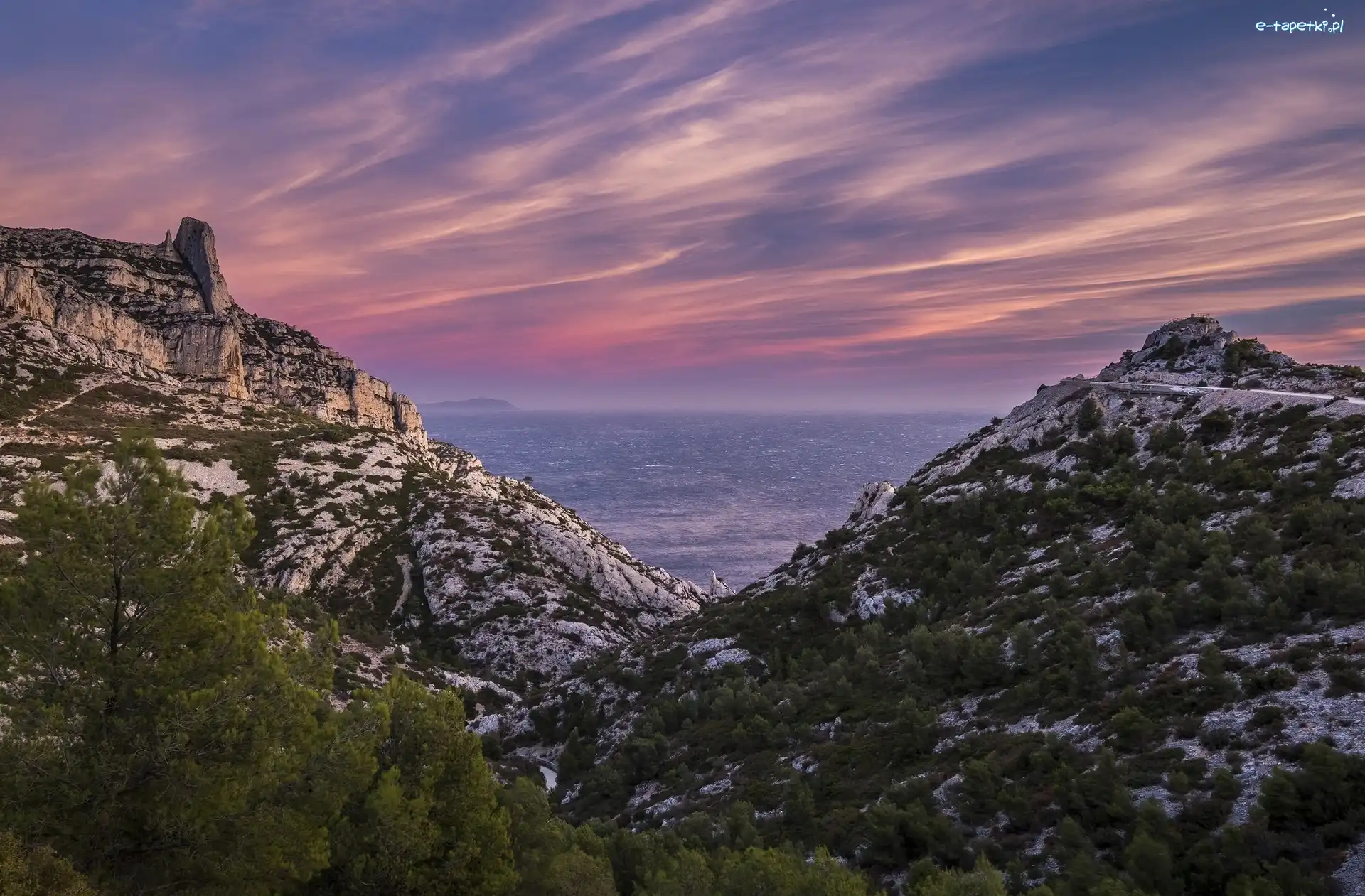 Drzewa, Morze, Park Narodowy Calanques, Skały wapienne, Góry, Francja, Marsylia