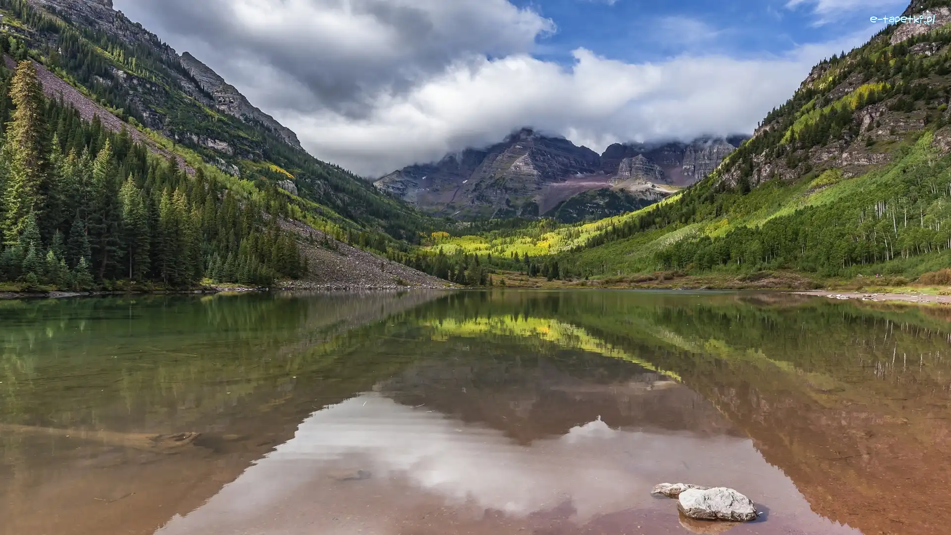 Stany Zjednoczone, Szczyty Maroon Bells, Drzewa, Góry Skaliste, Jezioro Maroon Lake, Stan Kolorado, Chmury