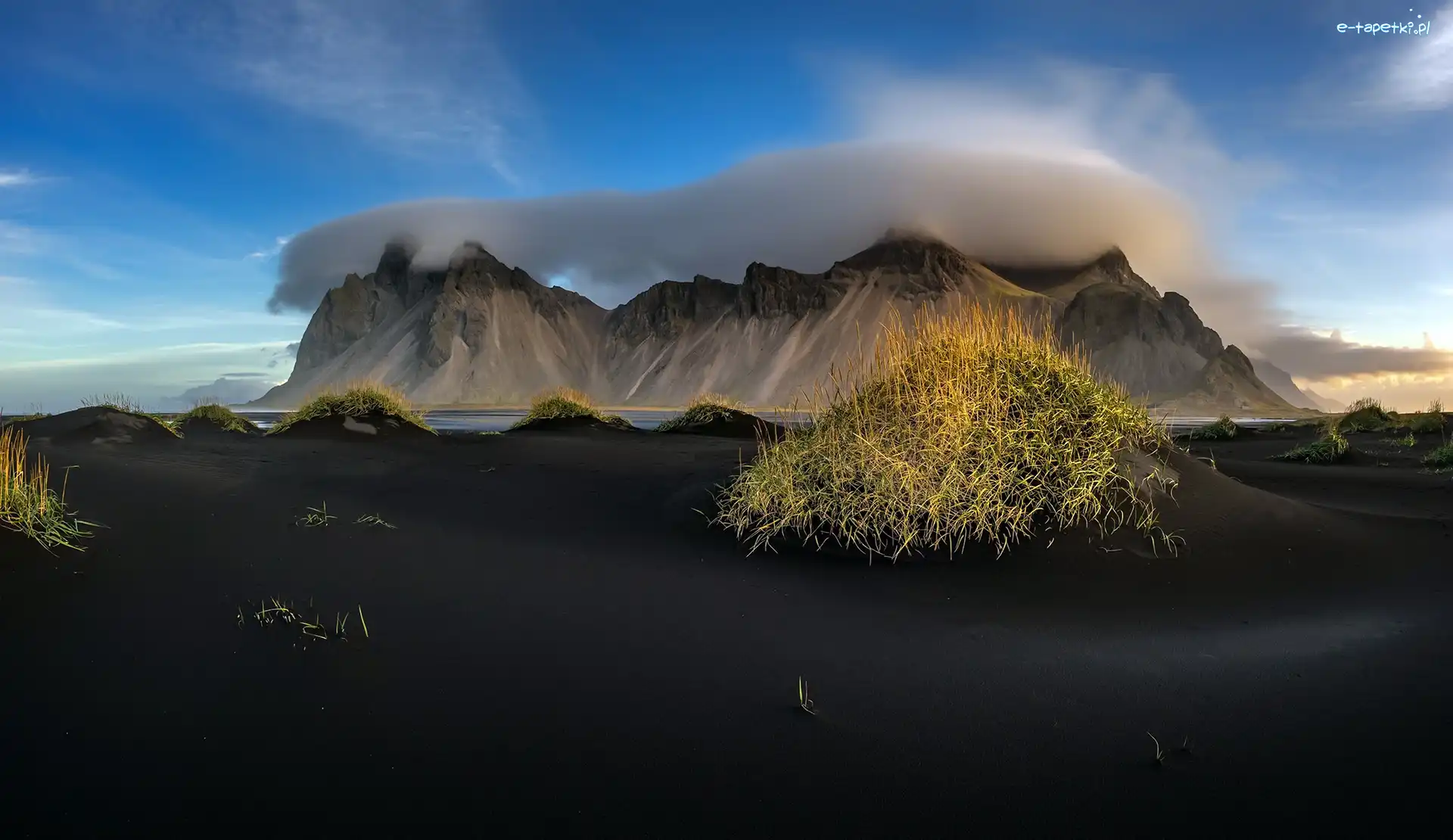 Ciemny, Góra Vestrahorn, Chmury, Morze, Plaża Stokksnes, Piasek, Roślinność, Islandia