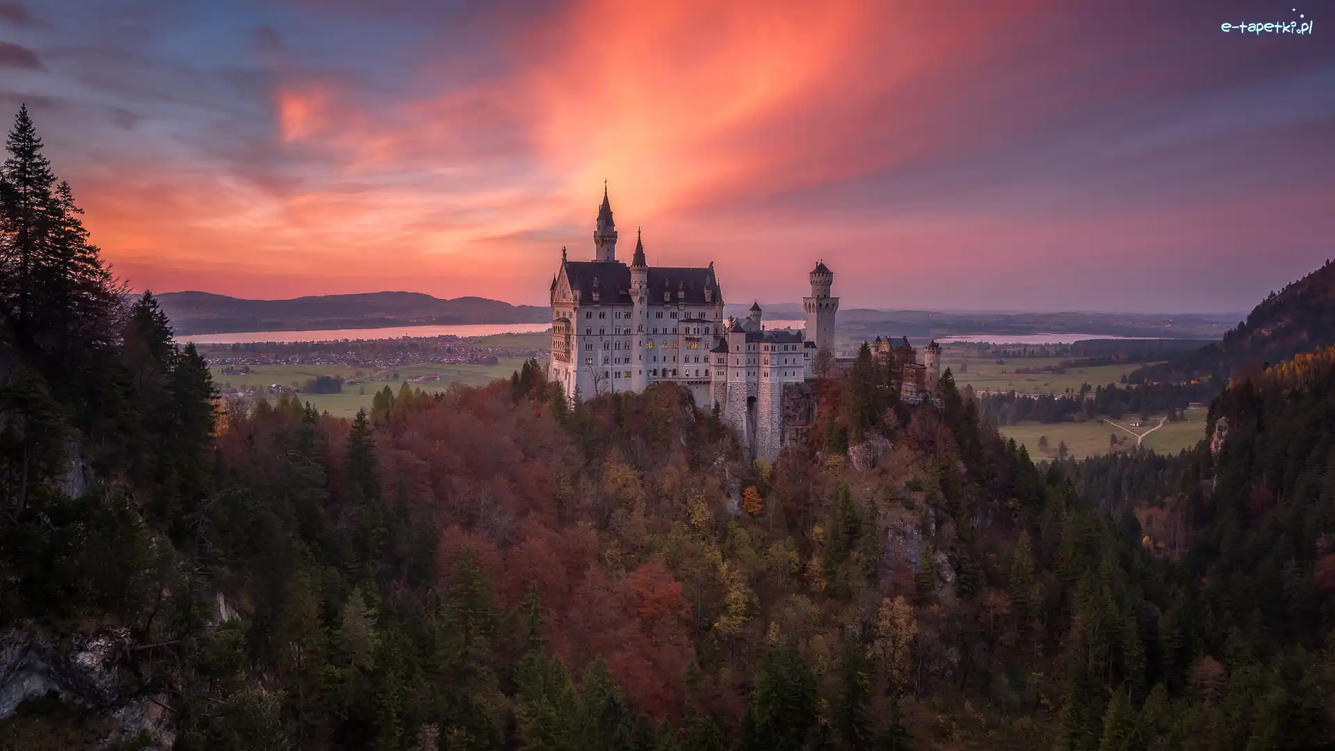 Zachód słońca, Zamek Neuschwanstein, Las, Bawaria, Niemcy, Chmury, Drzewa