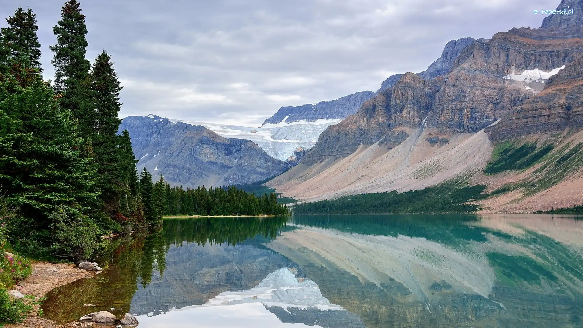 Drzewa, Park Narodowy Banff, Kanada, Chmury, Jezioro Bow Lake, Góry Skaliste