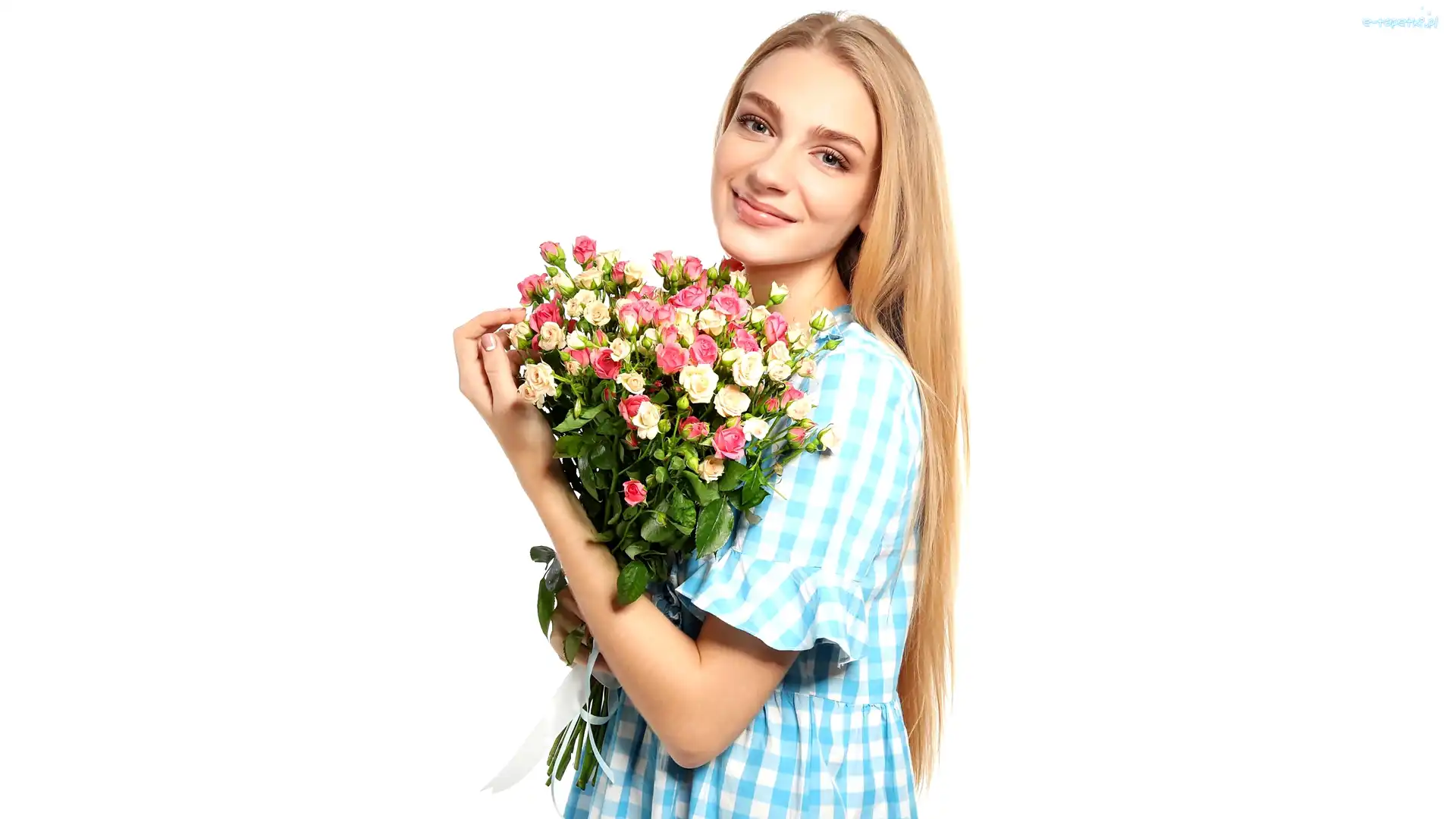 Białe tło, Długowłosa, Uśmiech, Blondynka, Kobieta, Róże, Bukiet