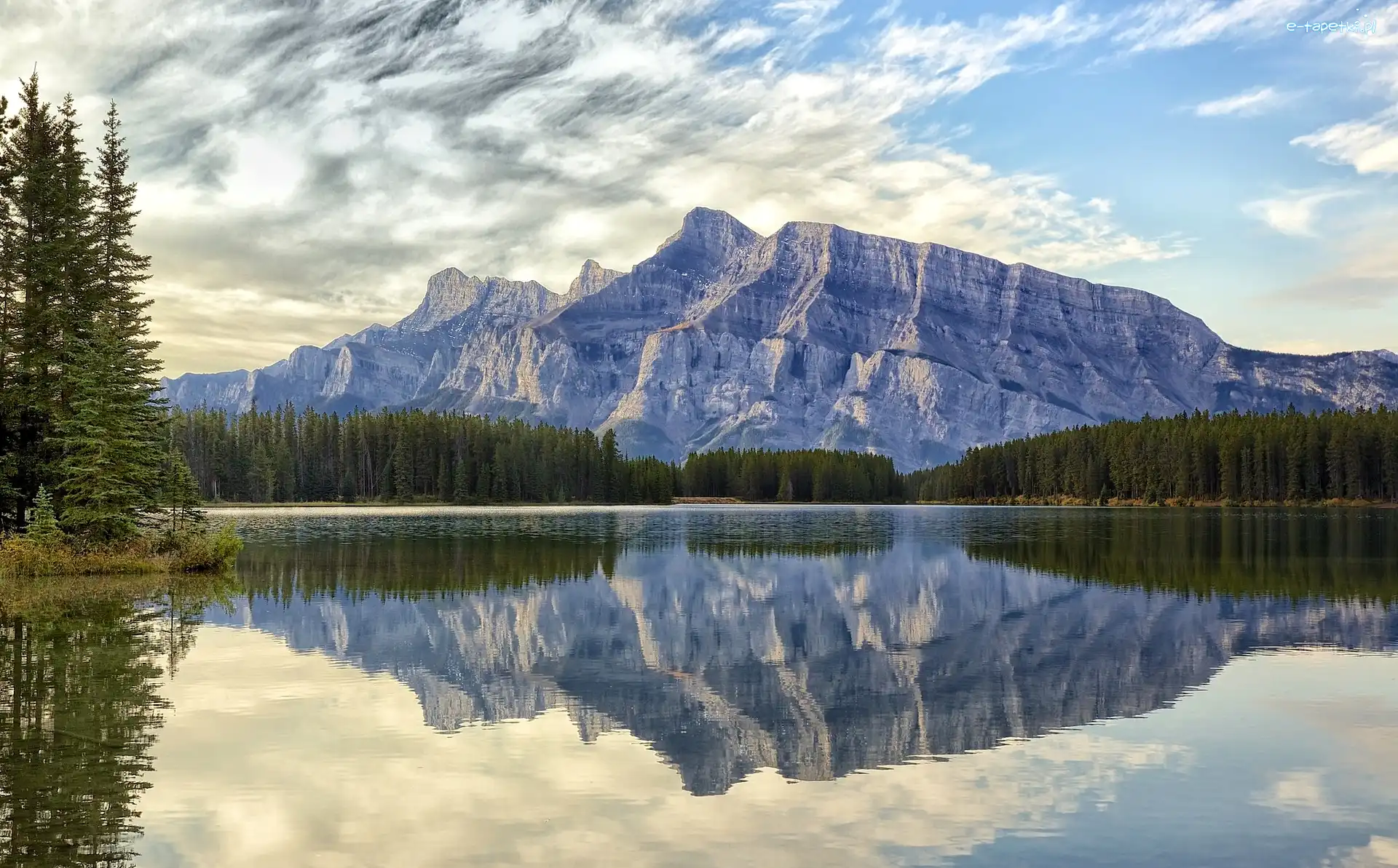 Prowincja Alberta, Jezioro Two Jack Lake, Świerki, Drzewa, Park Narodowy Banff, Kanada, Odbicie, Góry Mount Rundle