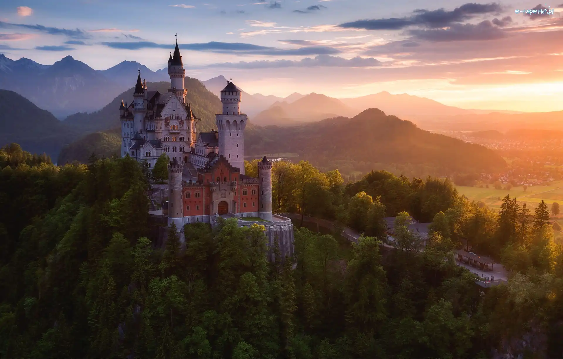 Lasy, Gmina Schwangau, Mgła, Zachód słońca, Niemcy, Góry Alpy, Chmury, Zamek Neuschwanstein, Bawaria, Drzewa