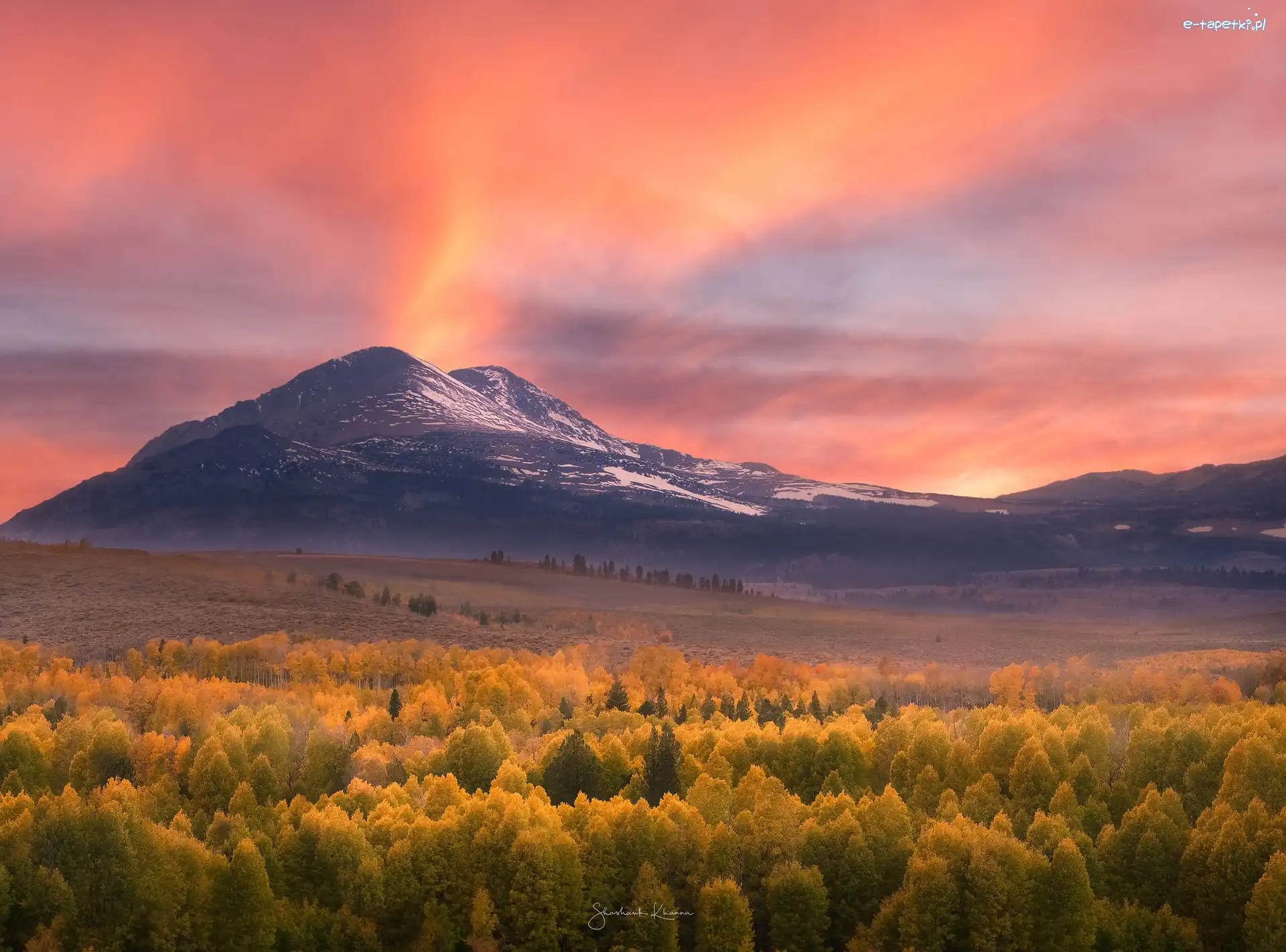 Jesień, Hrabstwo Mono, Mgła, Drzewa, Stany Zjednoczone, Góry Sierra Nevada, Las, Przełęcz Conway Summit, Stan Kalifornia, Zachód słońca