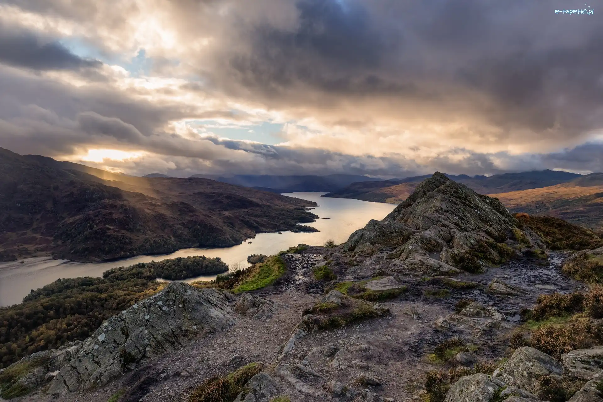 Szkocja, Jezioro Loch Lomond, Park Narodowy Loch Lomond and the Trossach, Zachód słońca, Skały