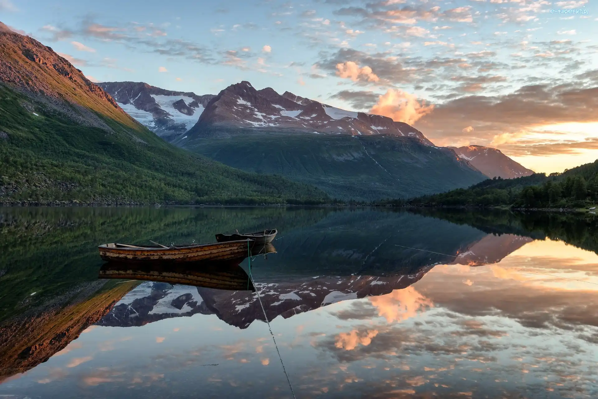 Jezioro, Park Innerdalen, Wschód słońca, Drzewa, Góry Trollheimen, Łódki, Lasy, Norwegia