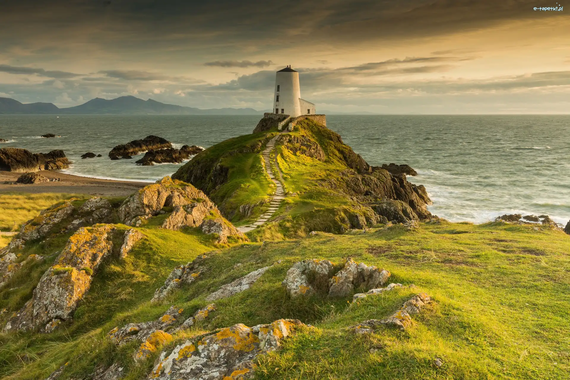 Latarnia morska Llanddwyn Lighthouse, Walia, Wyspa Anglesey, Skały, Morze