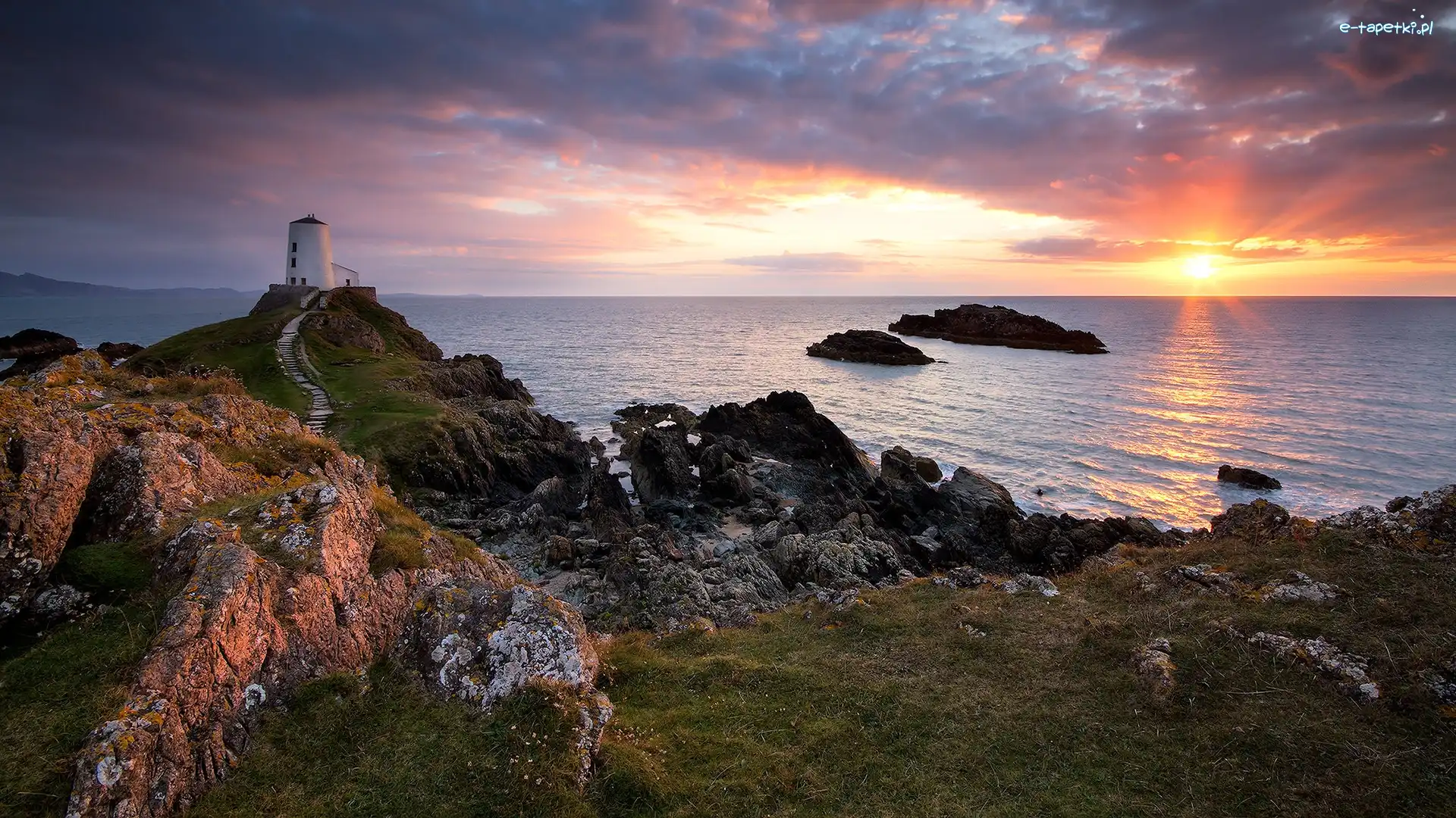 Chmury, Walia, Morze, Wyspa Anglesey, Latarnia morska Llanddwyn Lighthouse, Wschód słońca, Skały