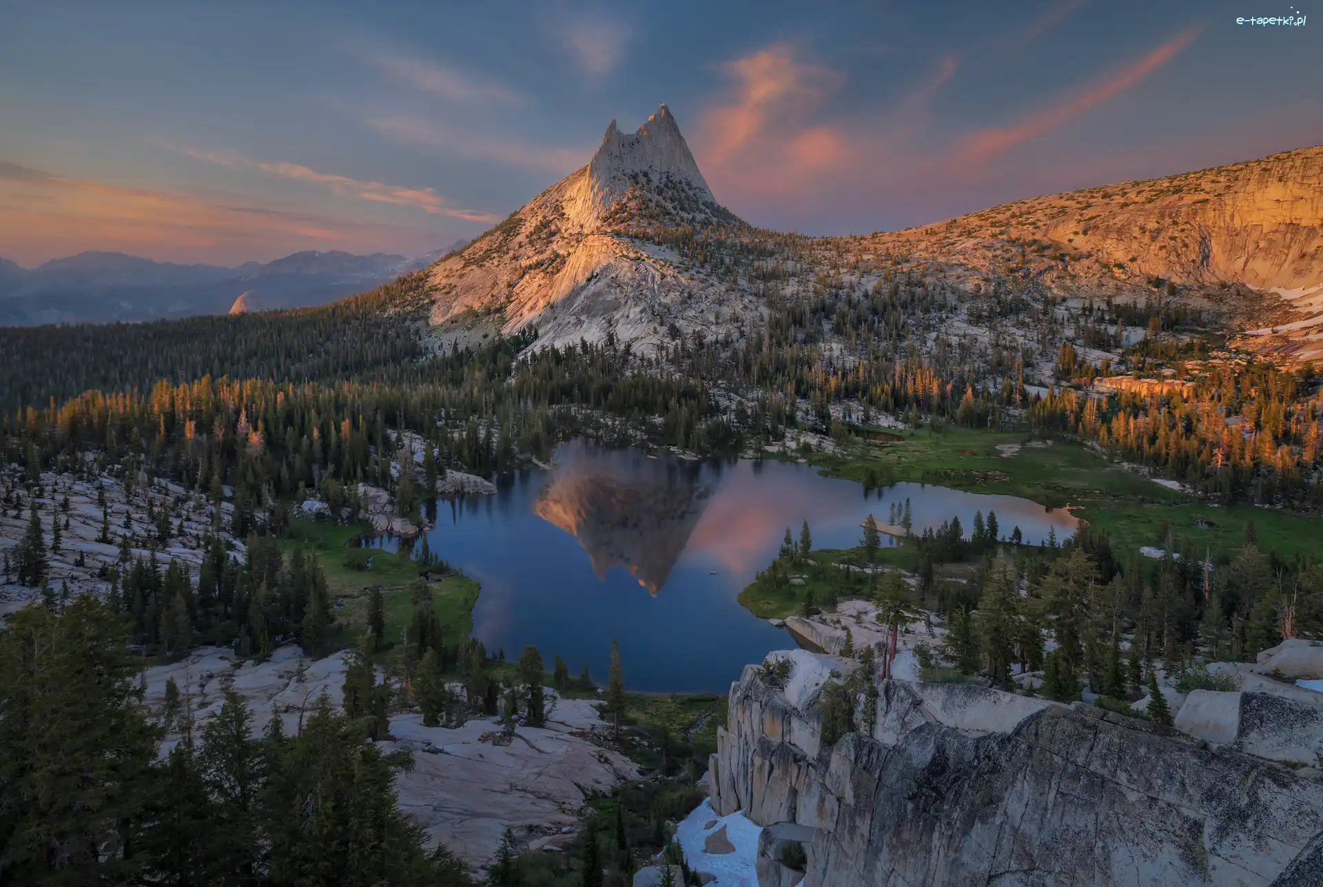 Odbicie, Hrabstwo Mariposa, Kalifornia, Park Narodowy Yosemite, Jezioro Cathedral Lake, Drzewa, Góry Cathedral Peak