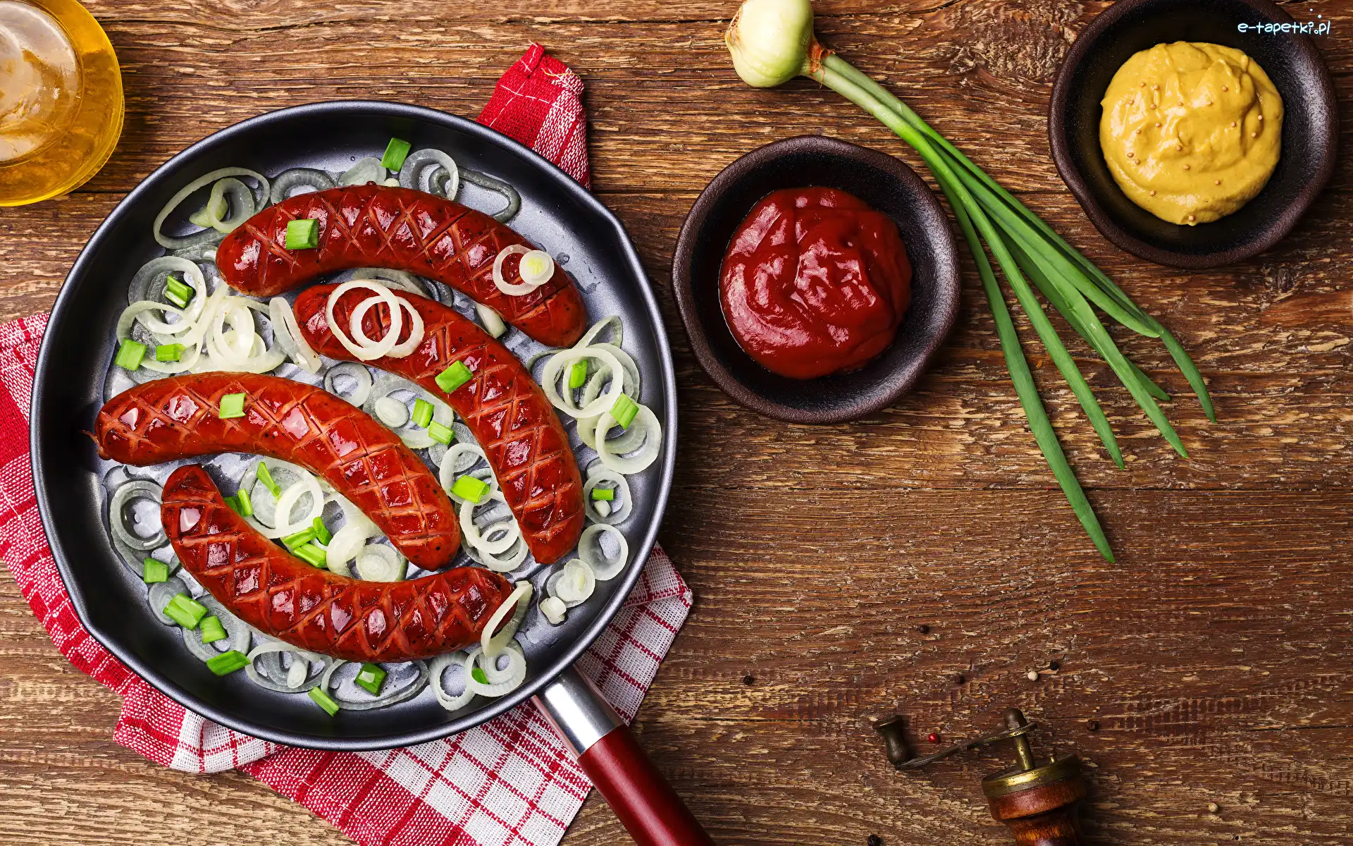 Szczypiorek, Keczup, Cebulka, Patelnia, Kiełbasa pieczona, Deski, Ścierka, Musztarda, Oliwa