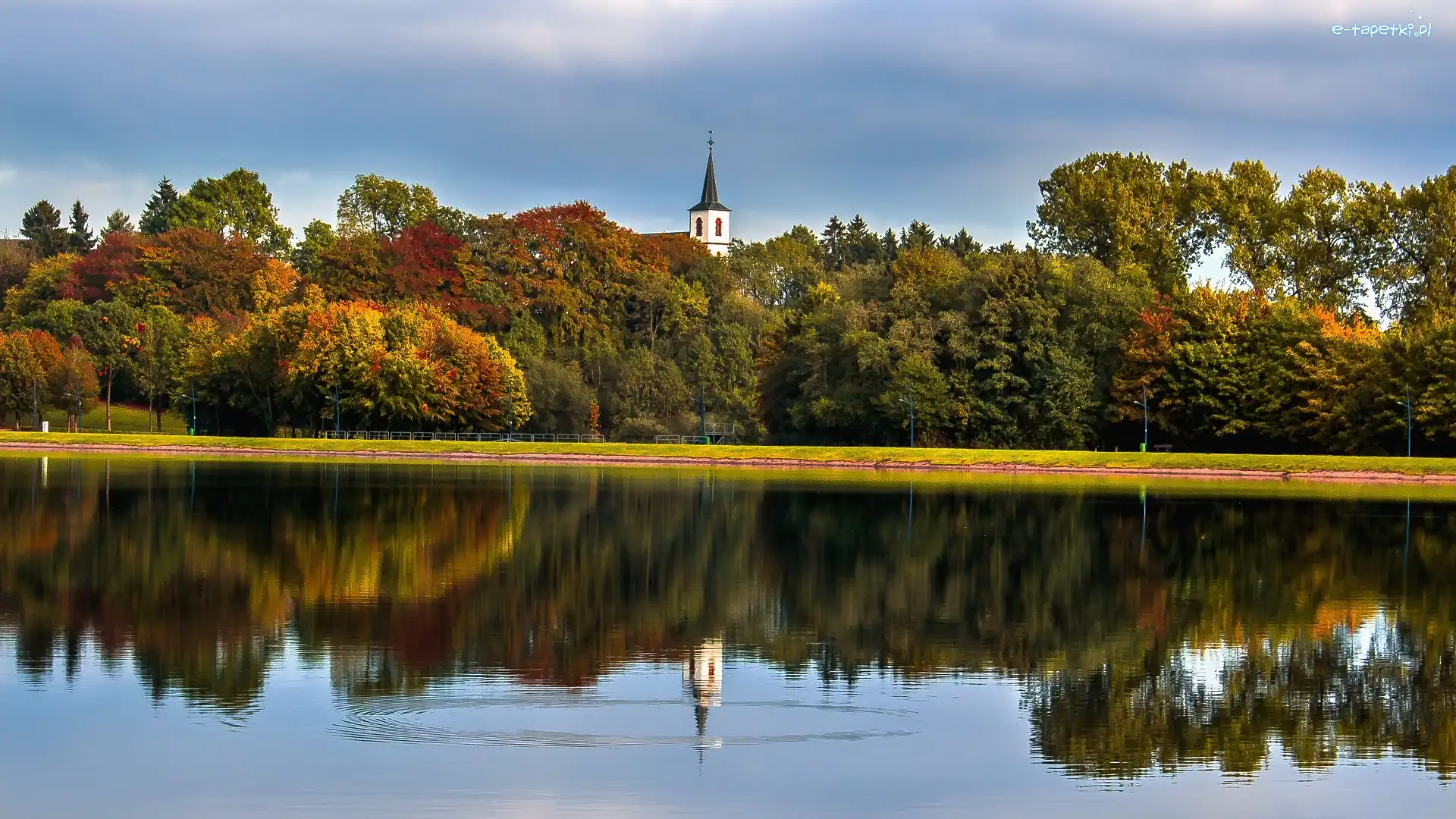 Jezioro, Wieżyczka, Kościół, Odbicie, Drzewa, Jesień