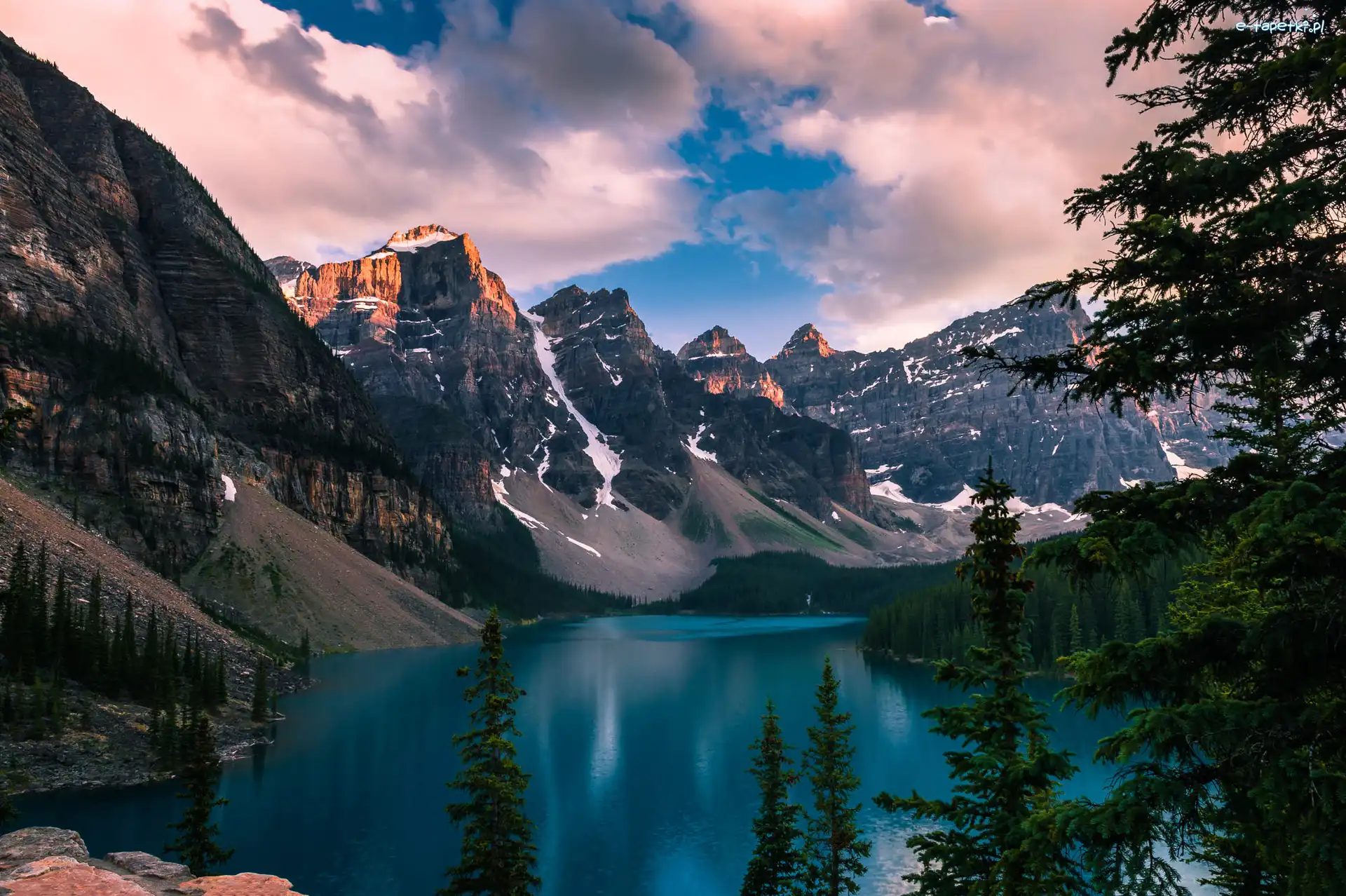 Jezioro Moraine, Park Narodowy Banff, Góry, Drzewa, Prowincja Alberta, Kanada