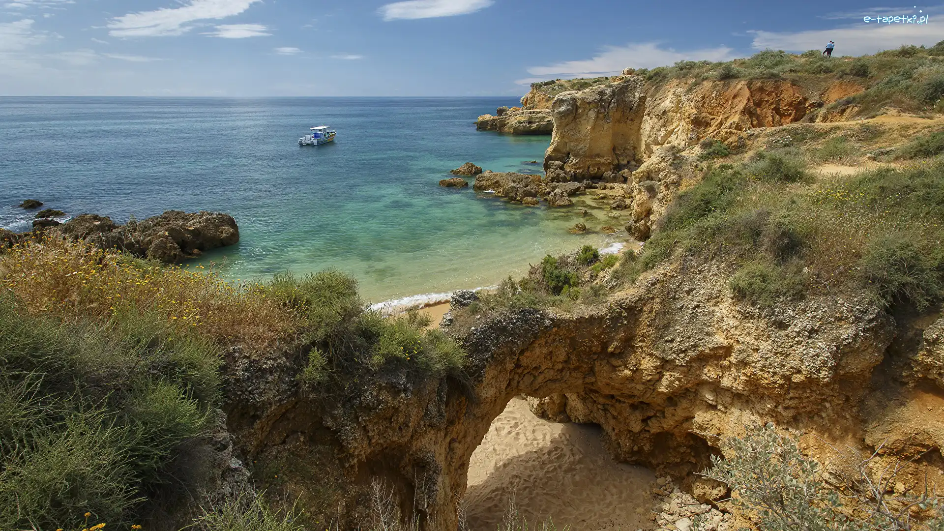 Skały, Klify, Region Algarve, Wybrzeże, Portugalia, Motorówka, Morze, Plaża Praia dos Arrifes, Roślinność