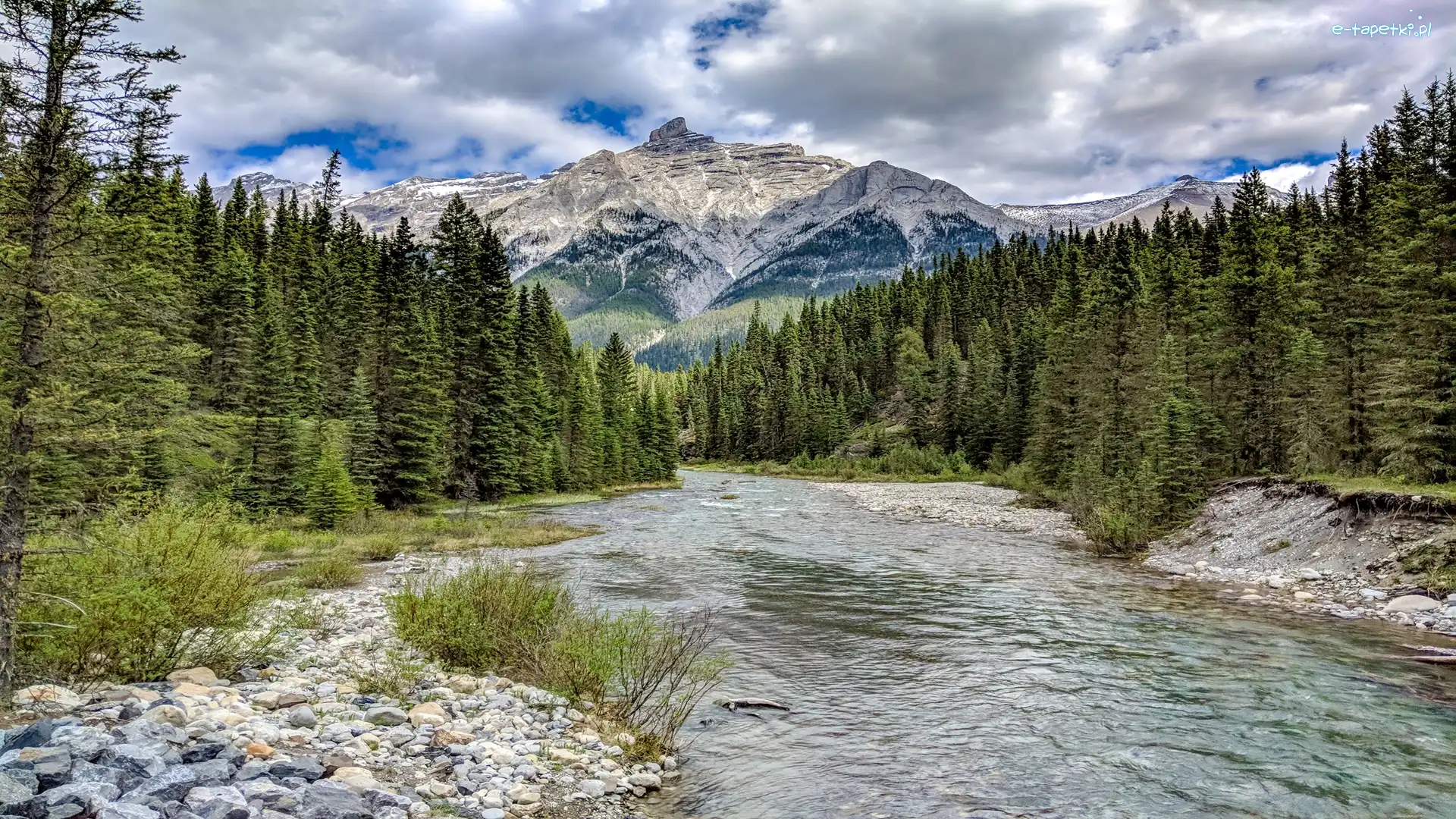 Las, Góra Mount Rundle, Chmury, Kamienie, Kanada, Góry, Rzeka, Park Narodowy Banff, Prowincja Alberta, Drzewa