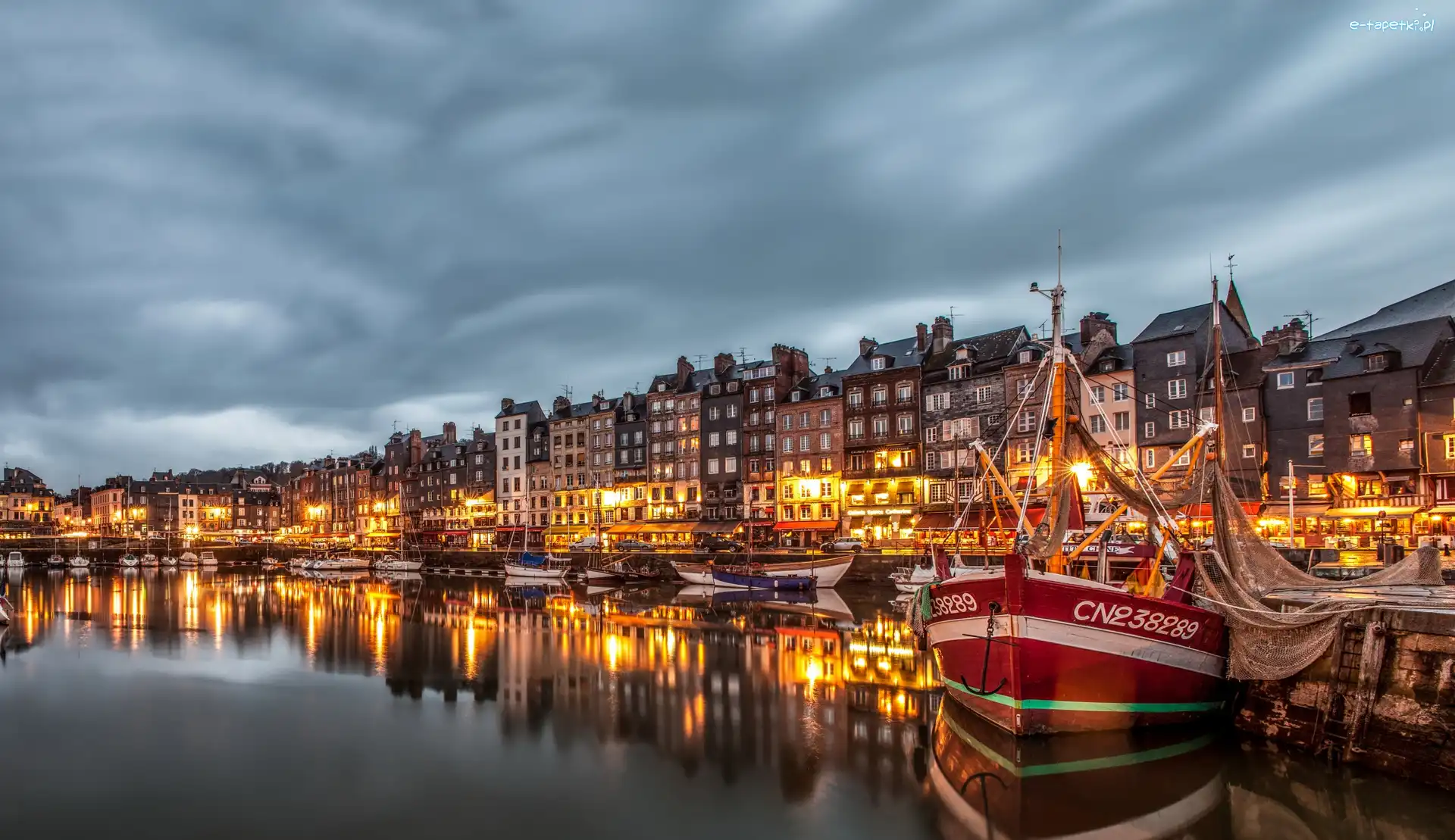 Domy, Rzeka Sekwana, Łódka, Chmury, Miasto Honfleur, Francja