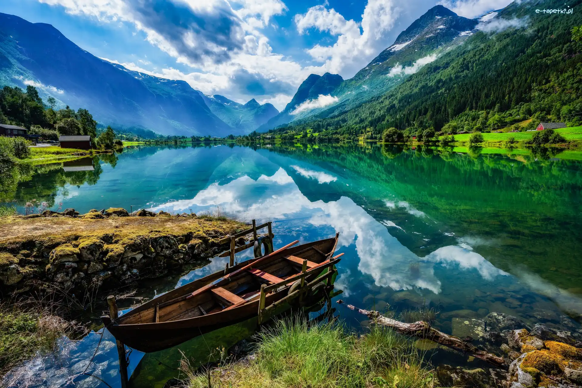 Odbicie, Łódka, Drzewa, Góry, Jezioro Lake Oldevatnet, Norwegia, Okręg Sogn og Fjordane, Chmury, Gmina Stryn