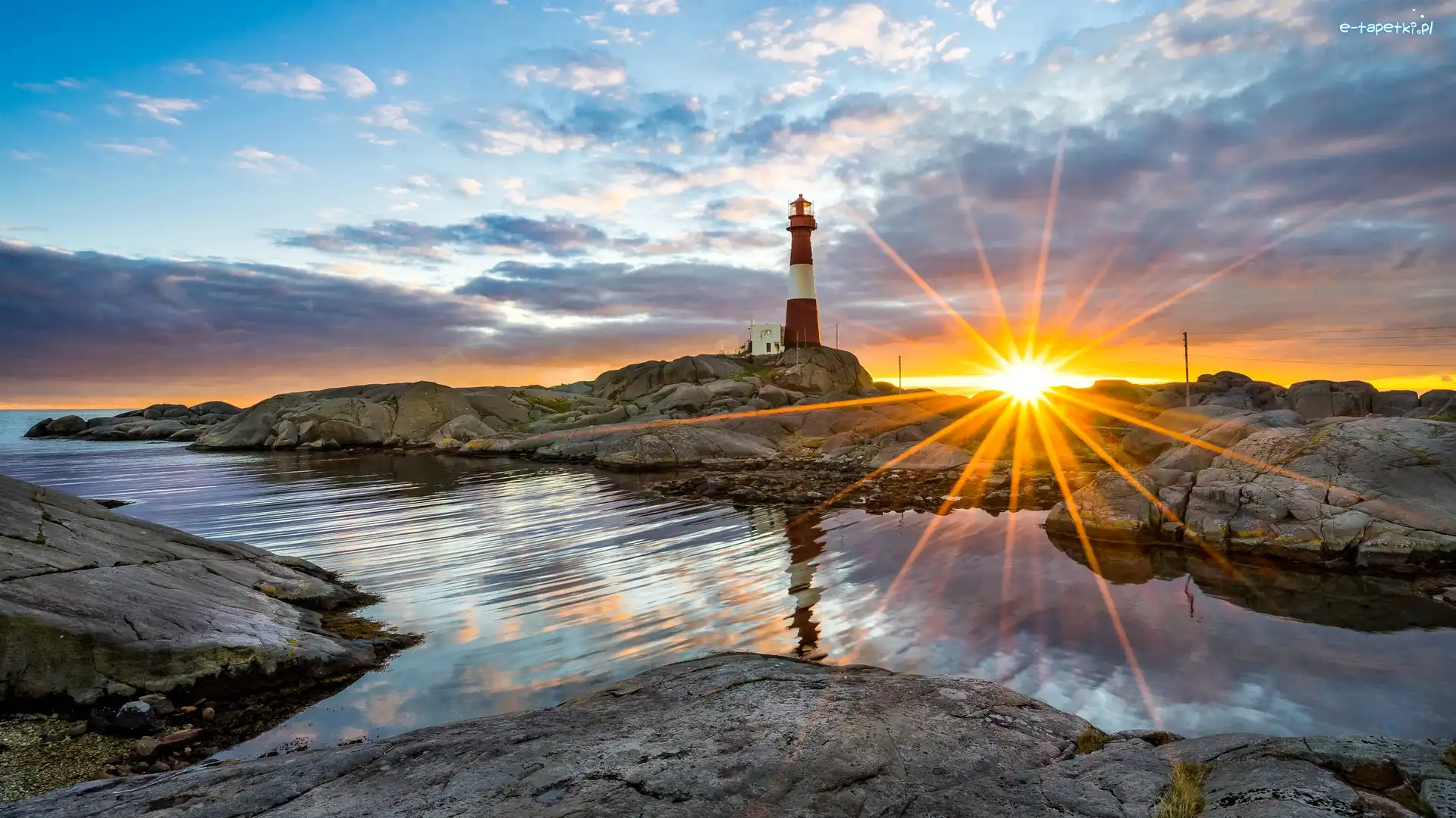 Skały, Norwegia, Morze, Promienie słońca, Wyspa Midbrodoya, Latarnia morska Eigeroy Lighthouse
