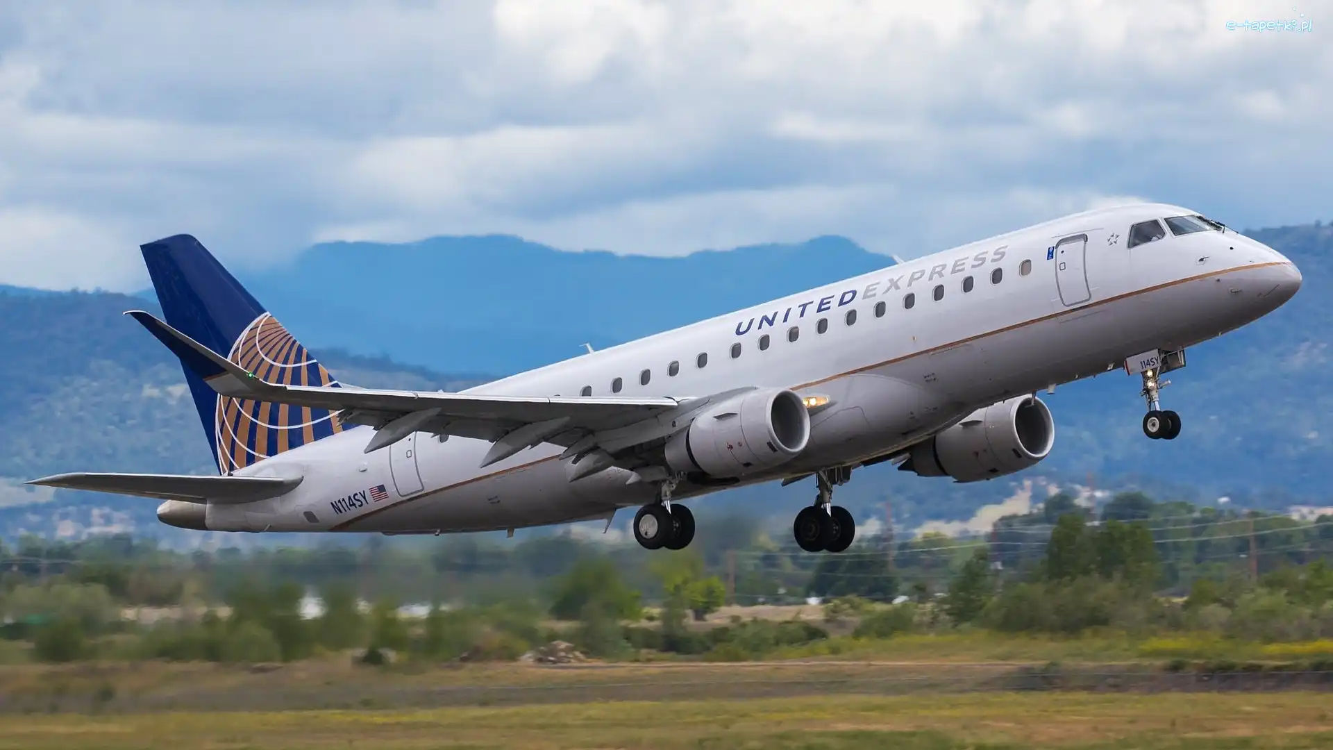 Embraer 175, Samolot pasażerski