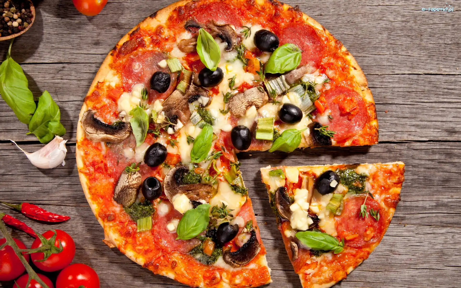 Pieczarki, Oliwki, Salami, Pizza