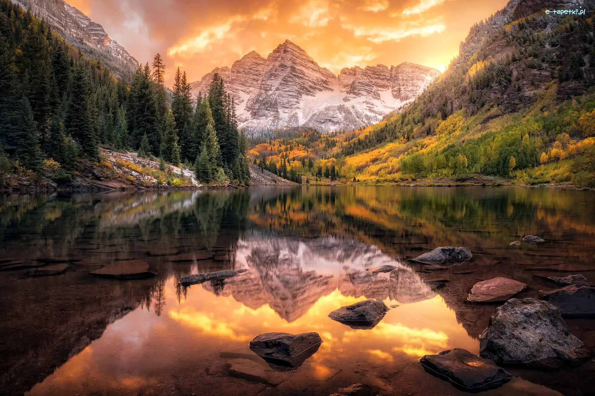 Stan Kolorado, Szczyty Maroon Bells, Odbicie, Kamienie, Jezioro Maroon Lake, Stany Zjednoczone, Drzewa, Góry Skaliste