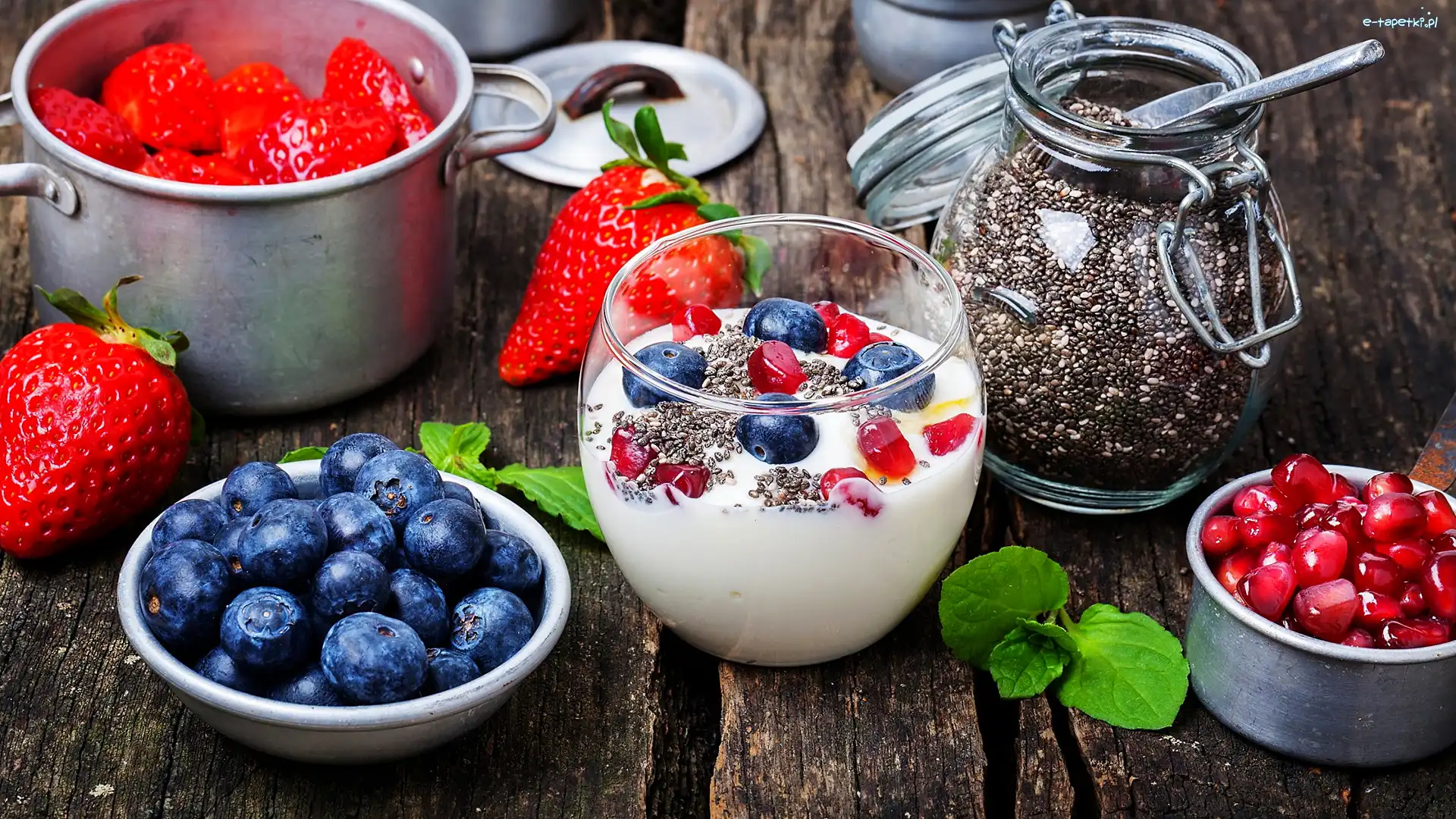 Owoce, Szklanka, Deski, Truskawki, Nasiona chia, Borówki, Granat, Jogurt