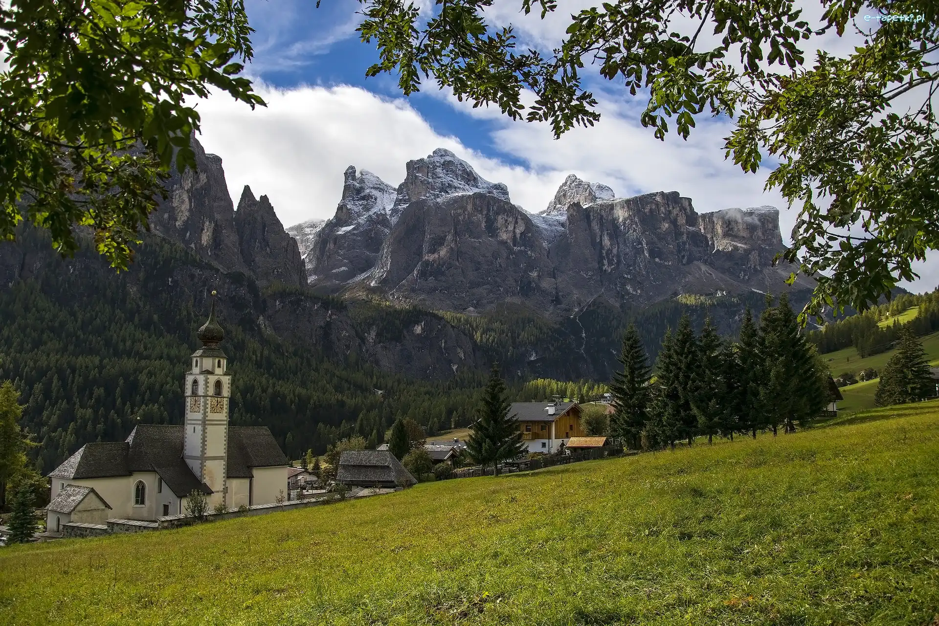 Góry Dolomity, Prowincja Bolzano, Chmury, Domy, Alta Badia, Drzewa, Kościół Colfosco, Włochy