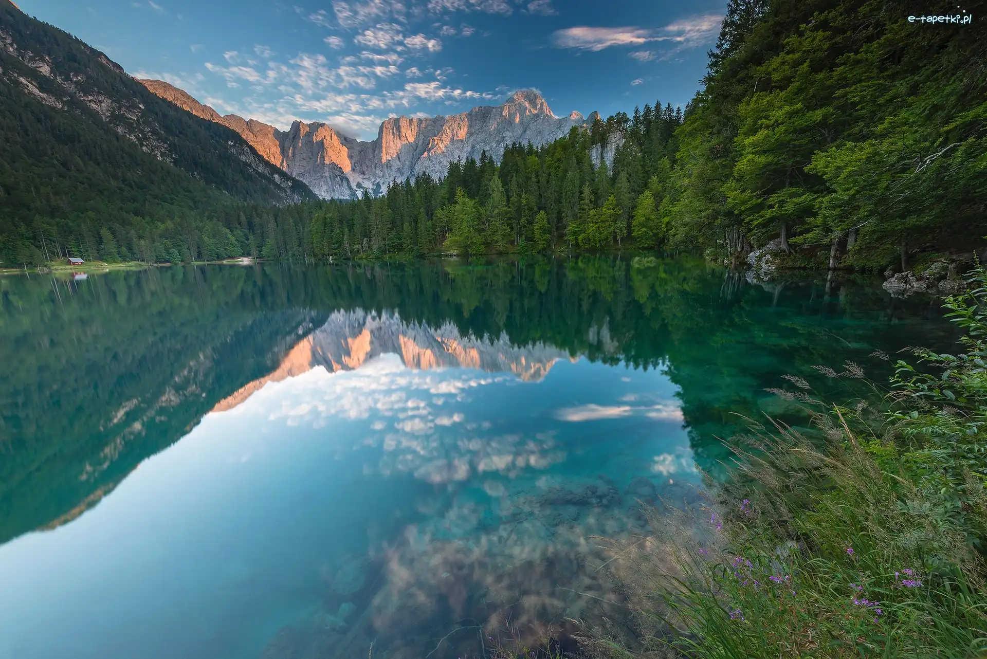 Prowincja Udine, Góry Mangart, Odbicie, Chmury, Jezioro Lacs de Fusine, Włochy, Las, Alpy Julijskie