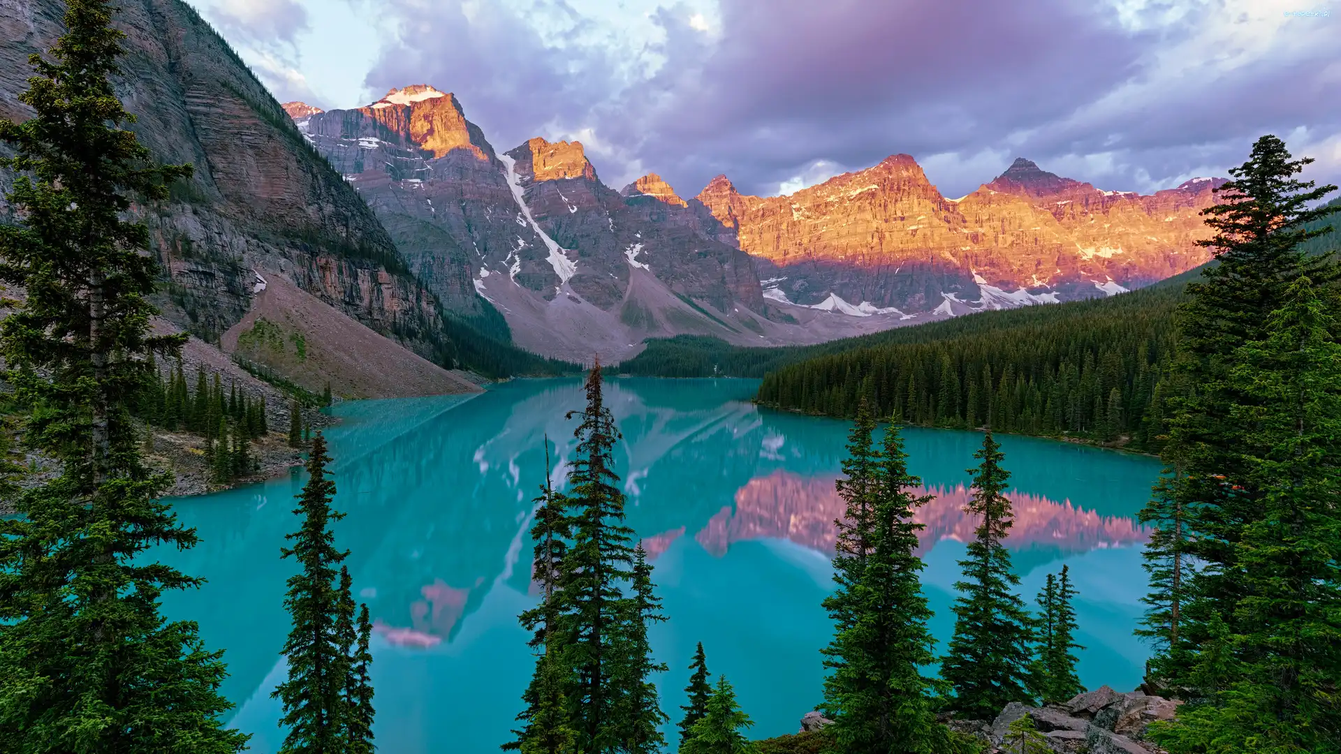 Odbicie, Jezioro Moraine, Park Narodowy Banff, Prowincja Alberta, Kanada, Drzewa, Góry