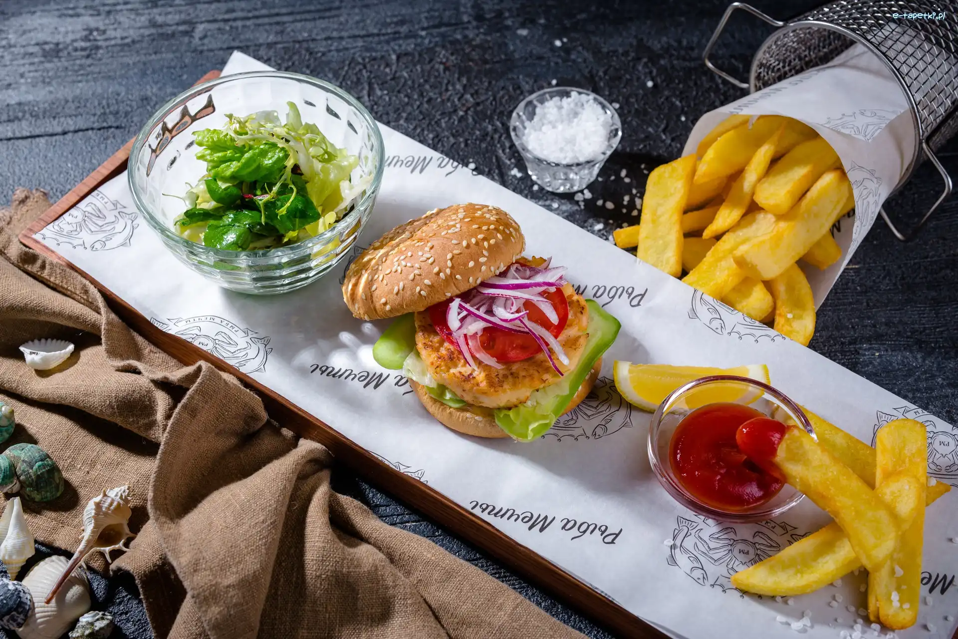 Sałatka, Frytki, Keczup, Hamburger