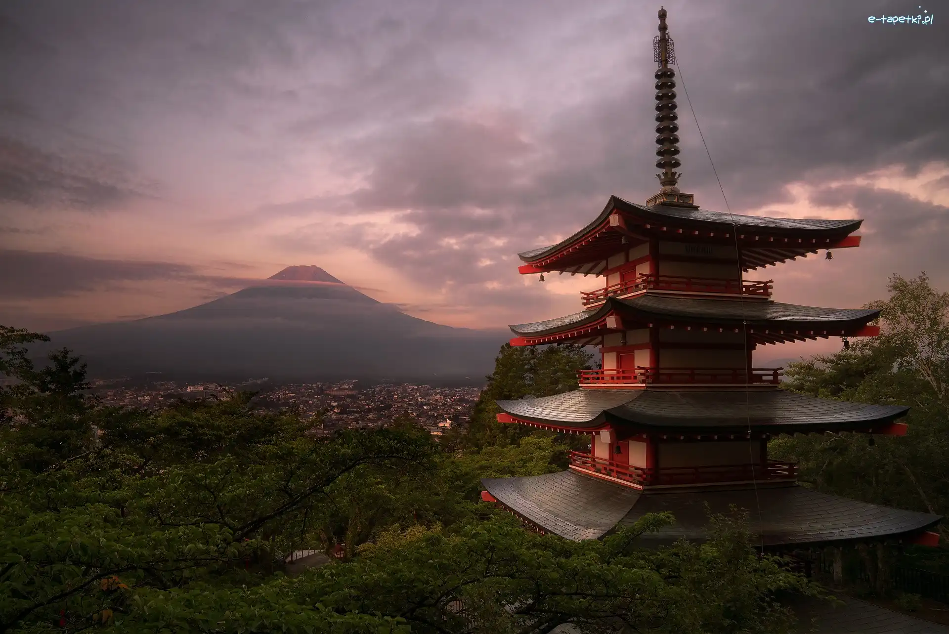 Miasto Fujiyoshida, Zachód słońca, Stratowulkan, Góra Fudżi, Świątynia Chureito Pagoda, Japonia, Wyspa Honsiu, Drzewa, Prefektura Yamanashi