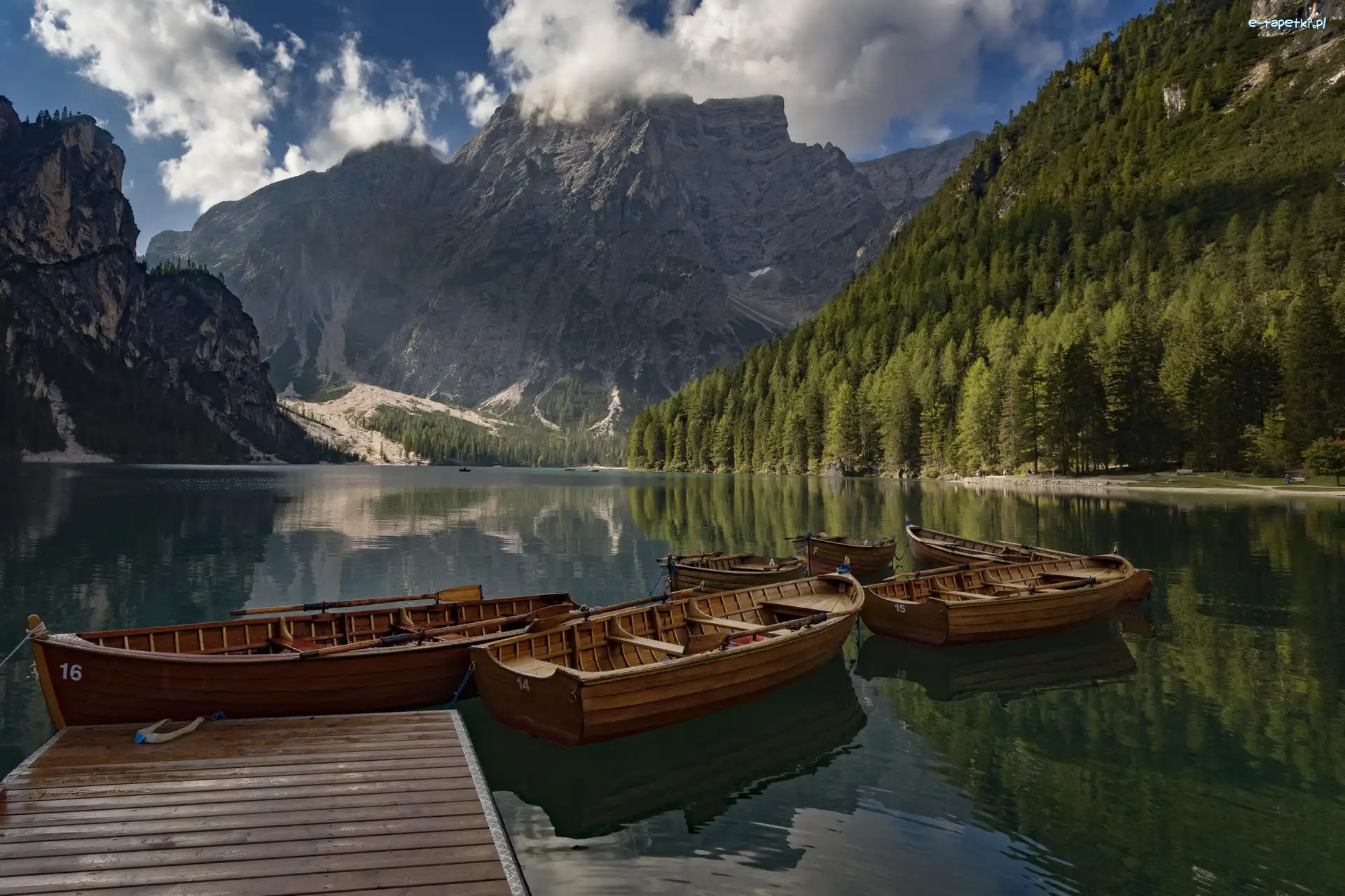 Góry Dolomity, Jezioro Pragser Wildsee, Chmury, Las, Lago di Braies, Pomost, Łódki, Włochy