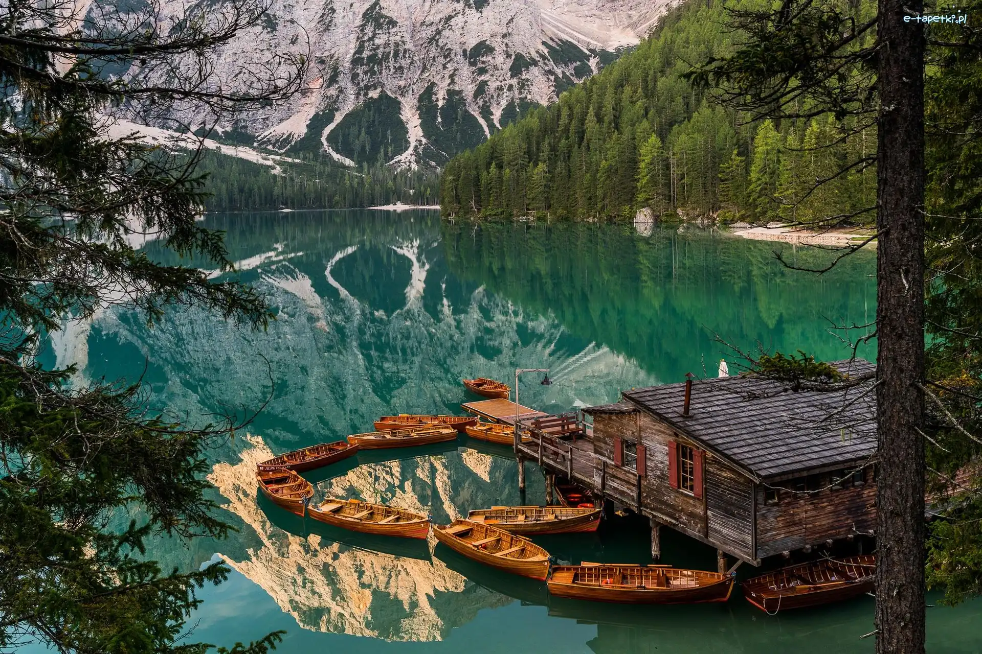 Góry, Jezioro Pragser Wildsee, Lasy, Łódki, Tyrol, Dolomity, Domek, Włochy