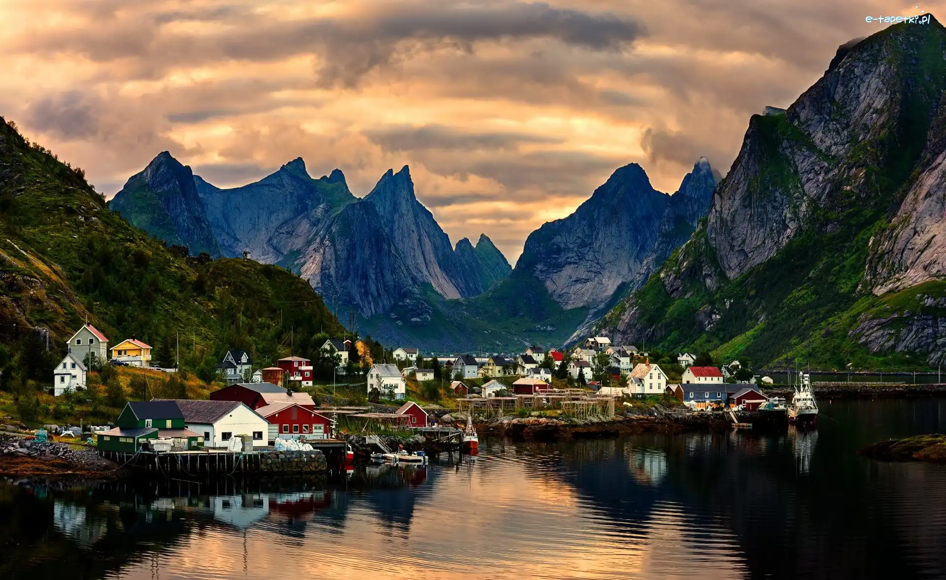 Góry, Wieś Reine, Domy, Chmury, Lofoty, Norwegia