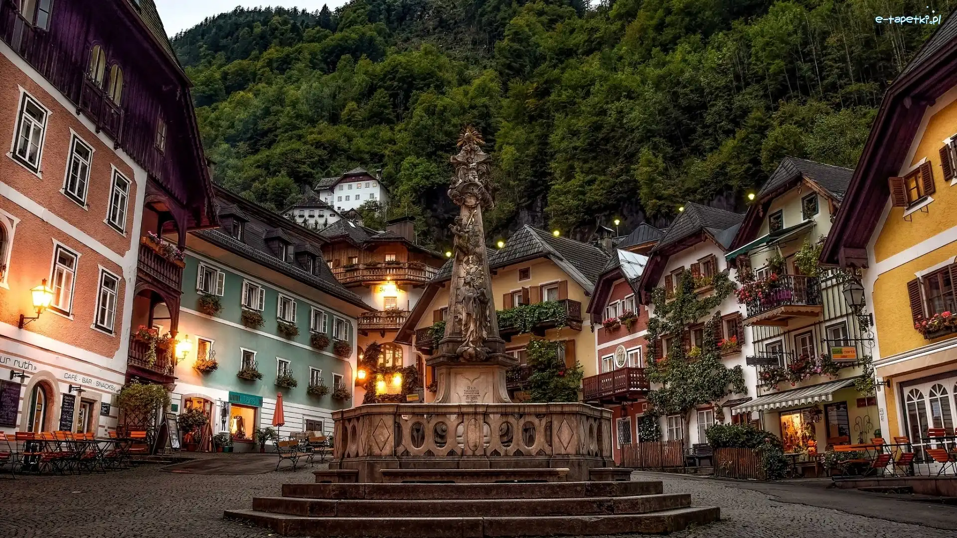 Budynki, Austria, Domy, Hallstatt, Lasy, Kolumna, Figura Trójcy Świętej, Góry, Figura Najświętszej Marii Panny, Rynek, Ulica