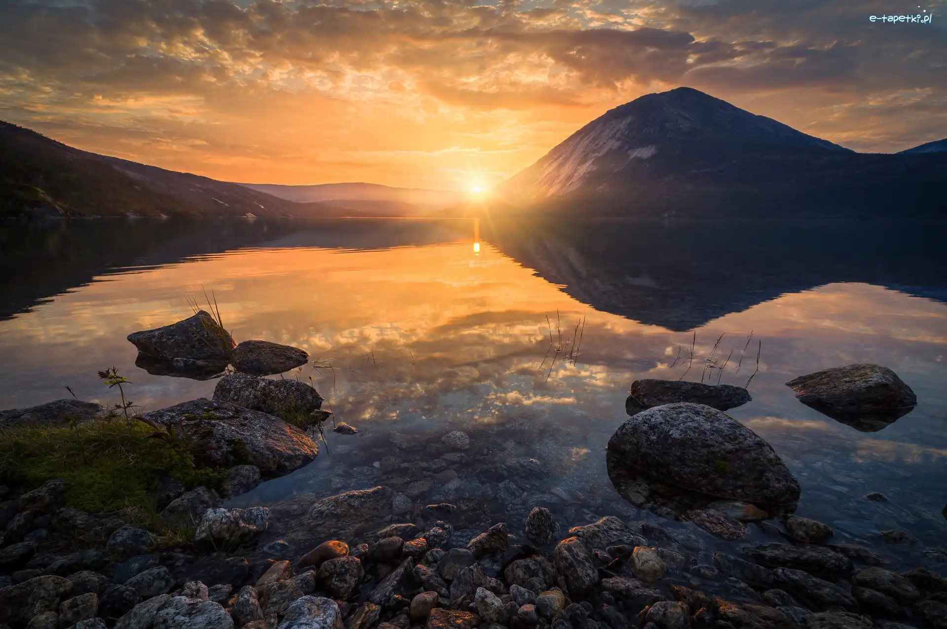 Norwegia, Jezioro Langvatnet, Kamienie, Góry, Zachód słońca, Region Nordland, Gmina Sorfold
