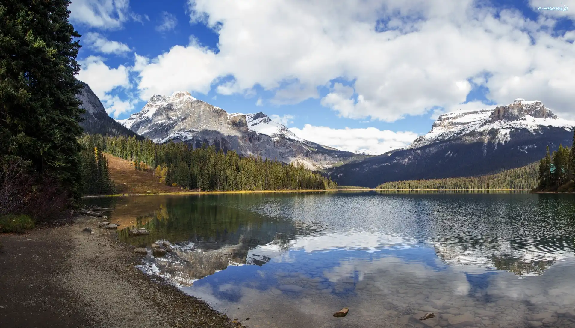 Drzewa, Góry, Kanada, Prowincja Kolombia Brytyjska, Las, Jezioro Emerald Lake, Chmury, Park Narodowy Yoho