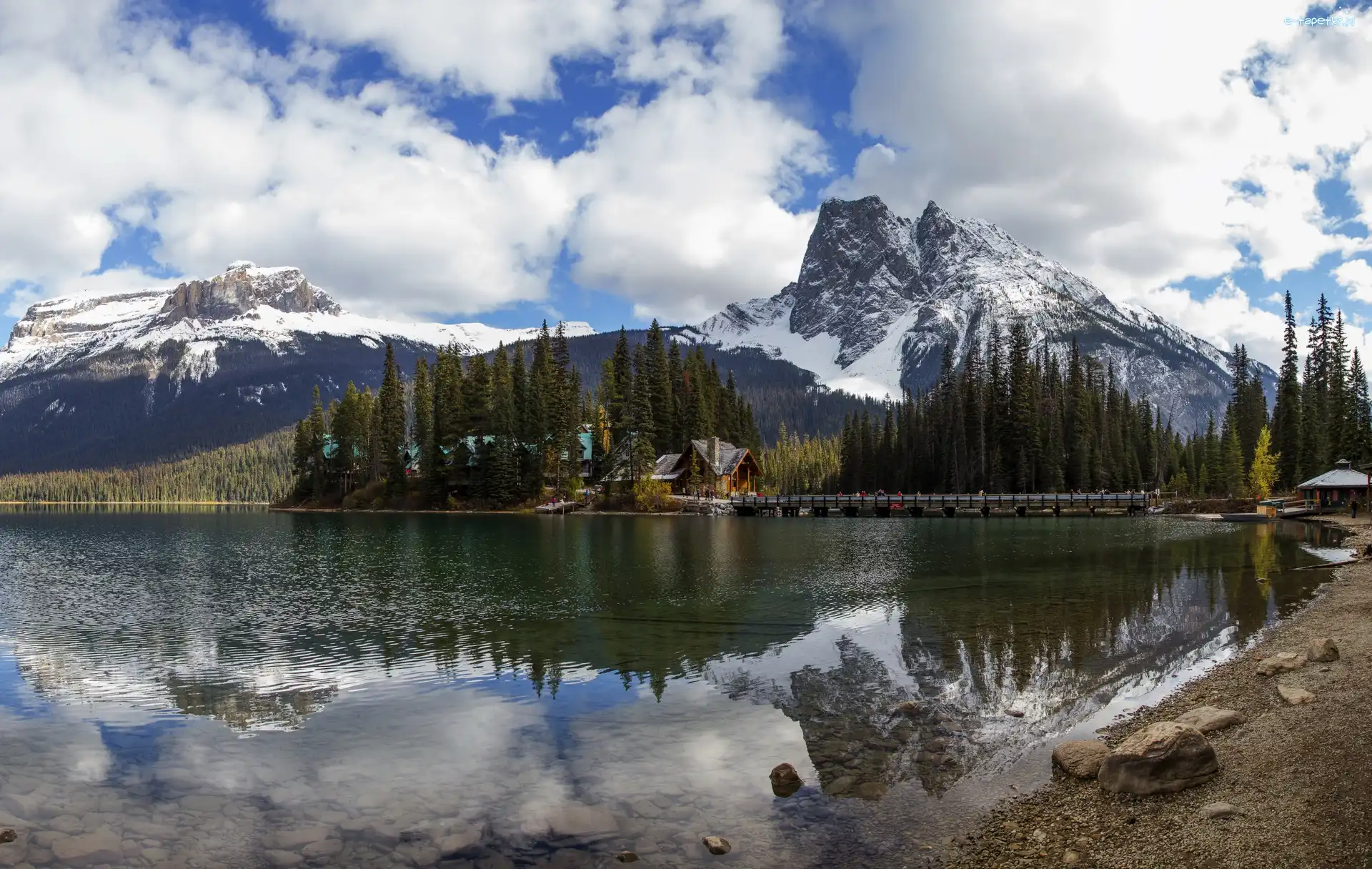 Chmury, Góry, Kanada, Most, Drzewa, Jezioro Emerald Lake, Domy, Park Narodowy Yoho, Las, Prowincja Kolombia Brytyjska