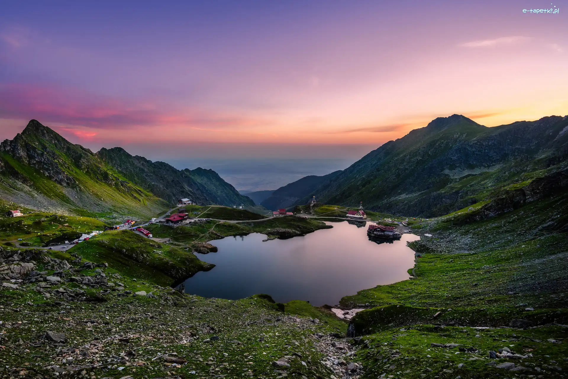 Zachód słońca, Jezioro Balea Lake, Kamienie, Góry Fogaraskie, Rumunia, Domy, Drogi