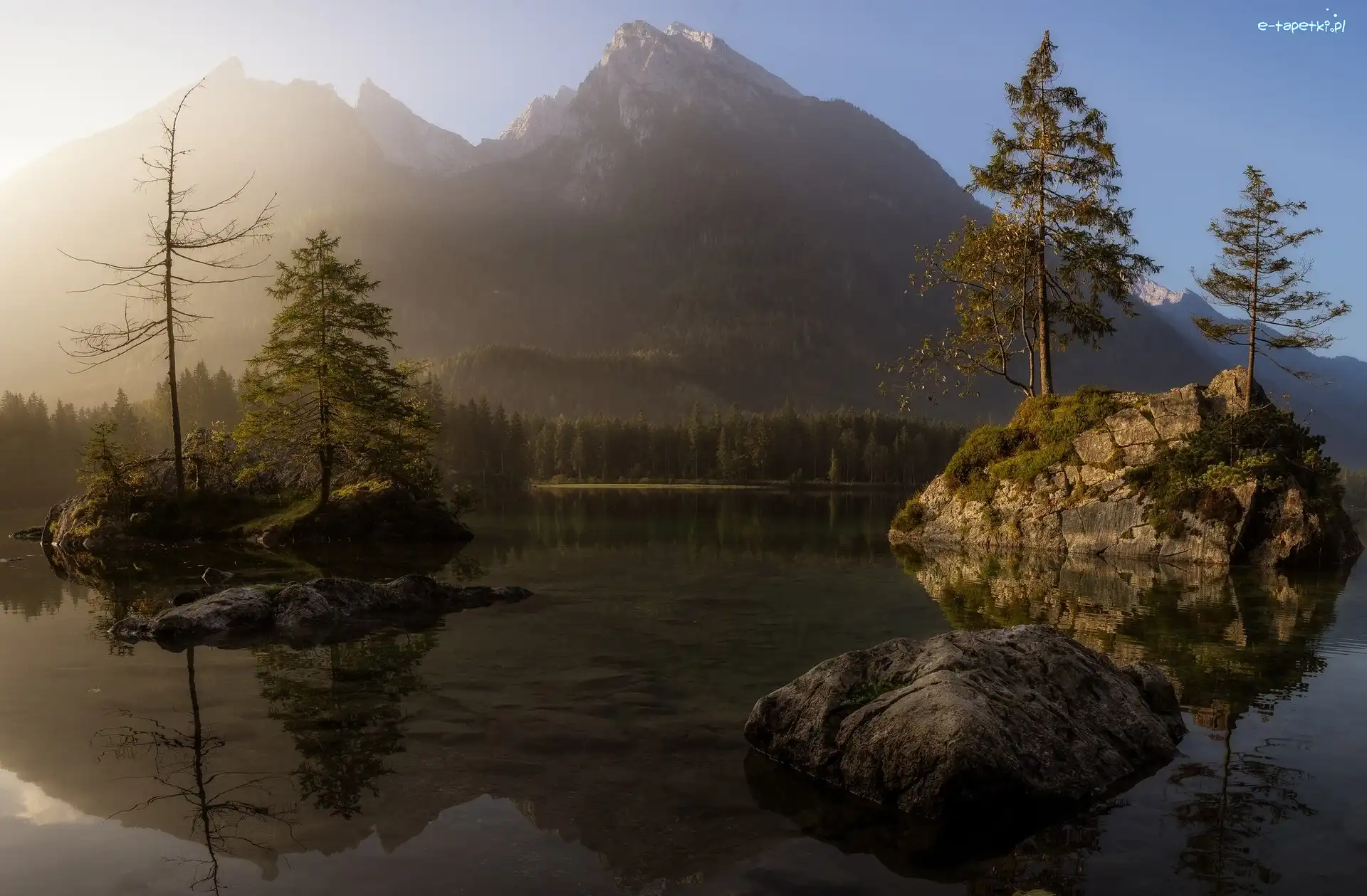 Niemcy, Jezioro Hintersee, Drzewa, Skały, Góry Alpy, Bawaria, Mgła