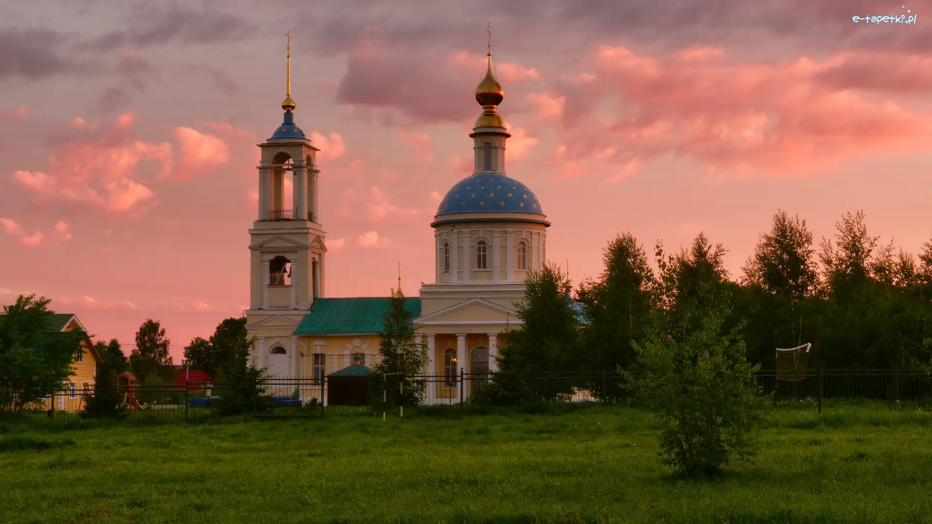 Kościół św. Mikołaja Cudotwórcy, Obwód moskiewski, Buzhaninovo, Drzewa, Rosja