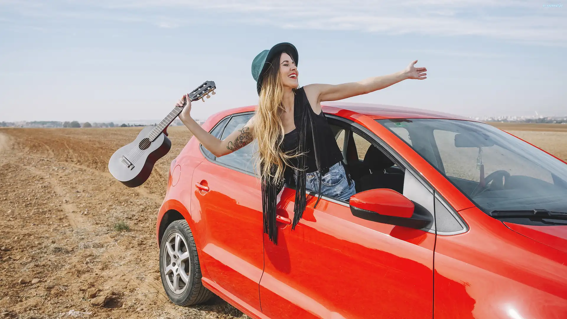 Gitara, Blondynka, Radość, Pole, Kapelusz, Czerwony, Samochód, Kobieta