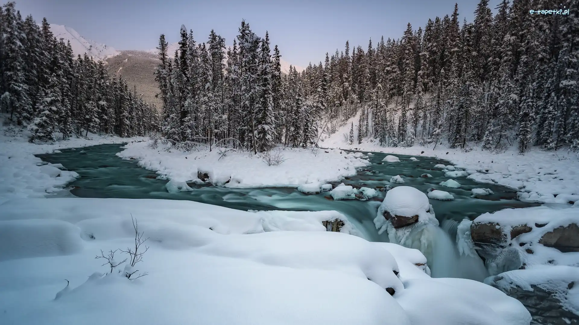 Góry, Skały, Rzeka Sunwapta, Wodospad Sunwapta Falls, Zima, Kanada, Prowincja Alberta, Park Narodowy Jasper, Drzewa