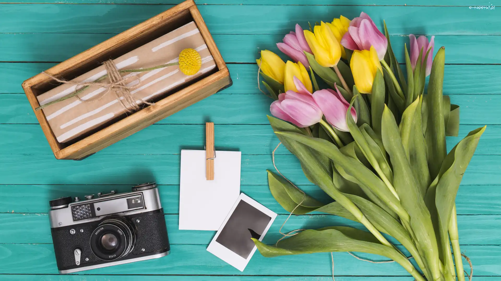Sznurek, Aparat fotograficzny, Klamerka, Bukiet, Tulipany, Paczka, Skrzynka
