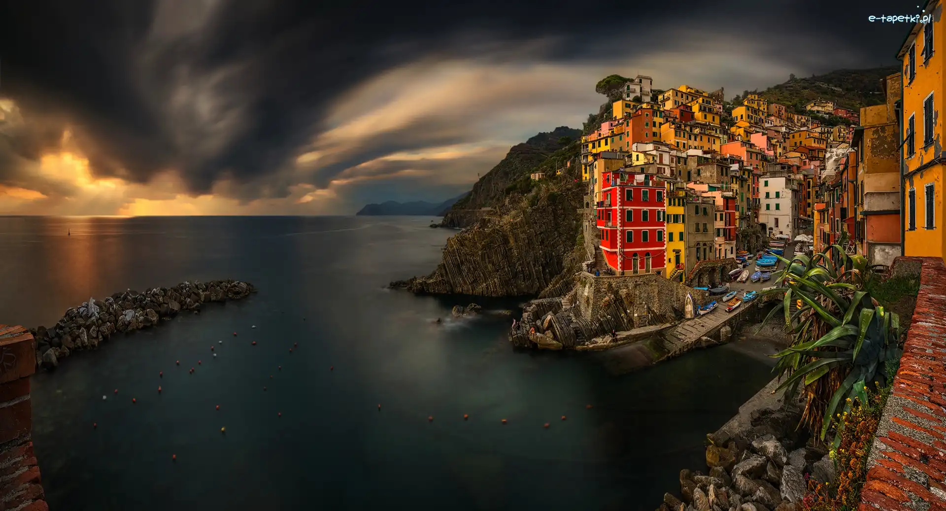 Domy, Riomaggiore, Morze, Prowincja La Spezia, Włochy, Chmury, Skały